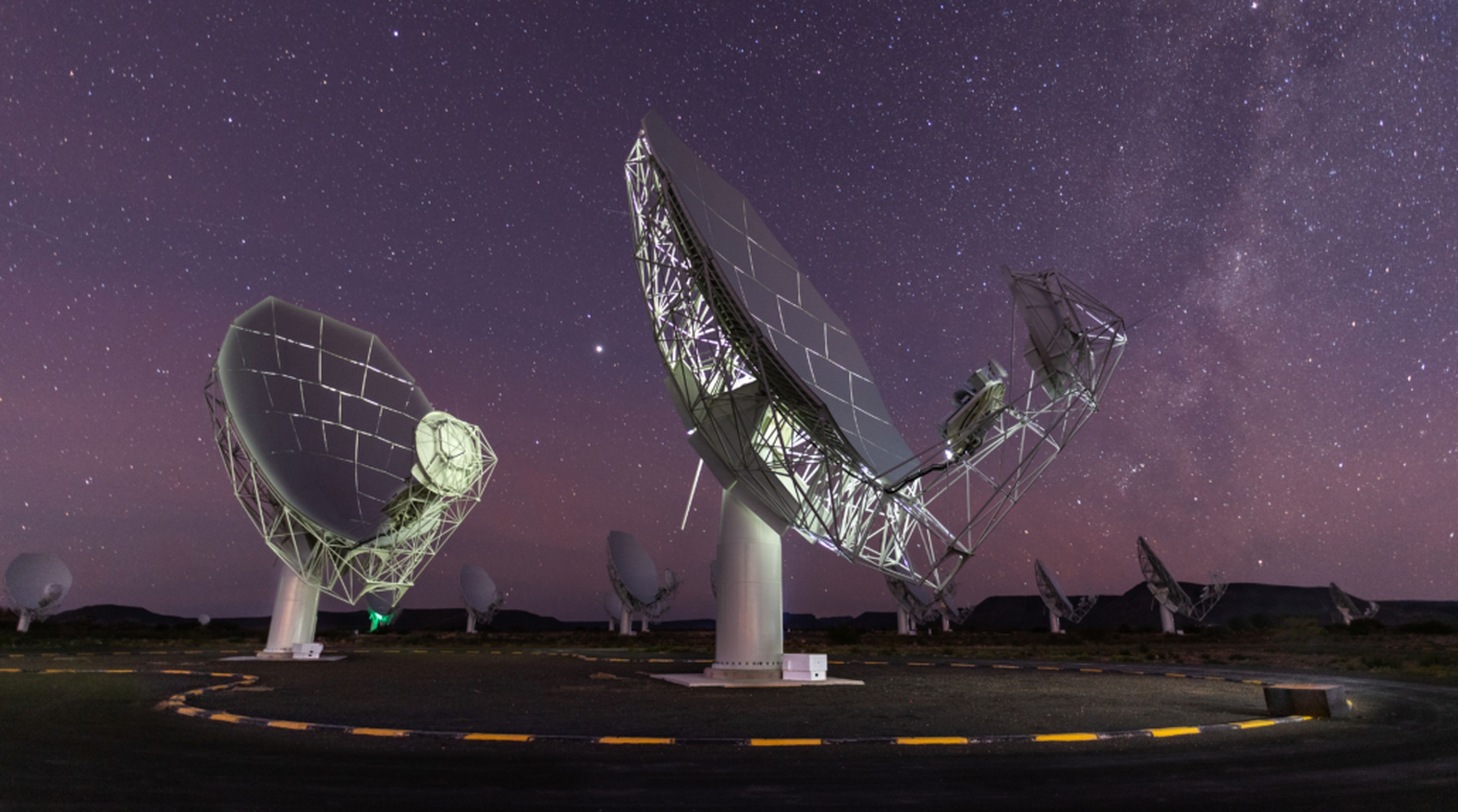 Radiotelescopio MeerKAT en Karoo (Sudáfrica).