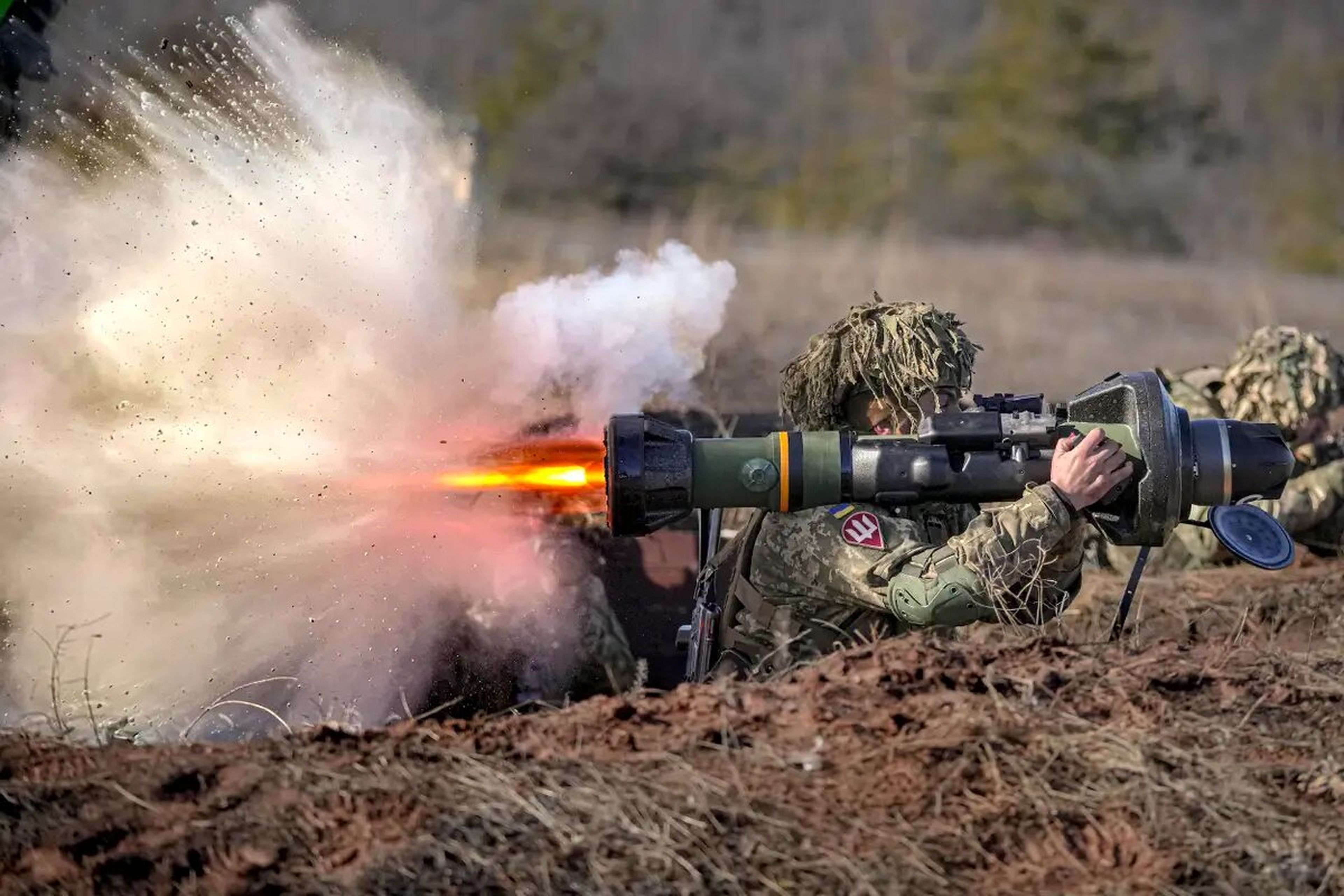 Un militar ucraniano dispara un arma antitanque NLAW durante un ejercicio de la Operación de Fuerzas Conjuntas, en la región de Donetsk, este de Ucrania, el 15 de febrero de 2022.