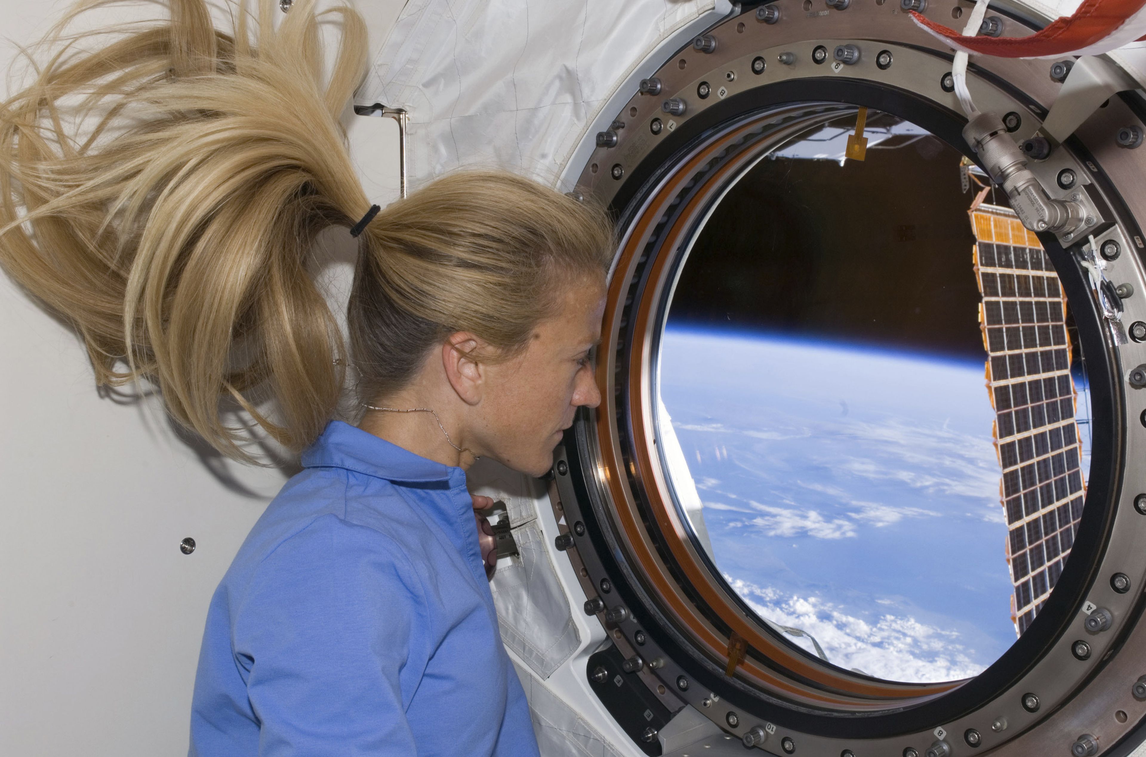 Mujer astronauta en la Estación Espacial Internacional