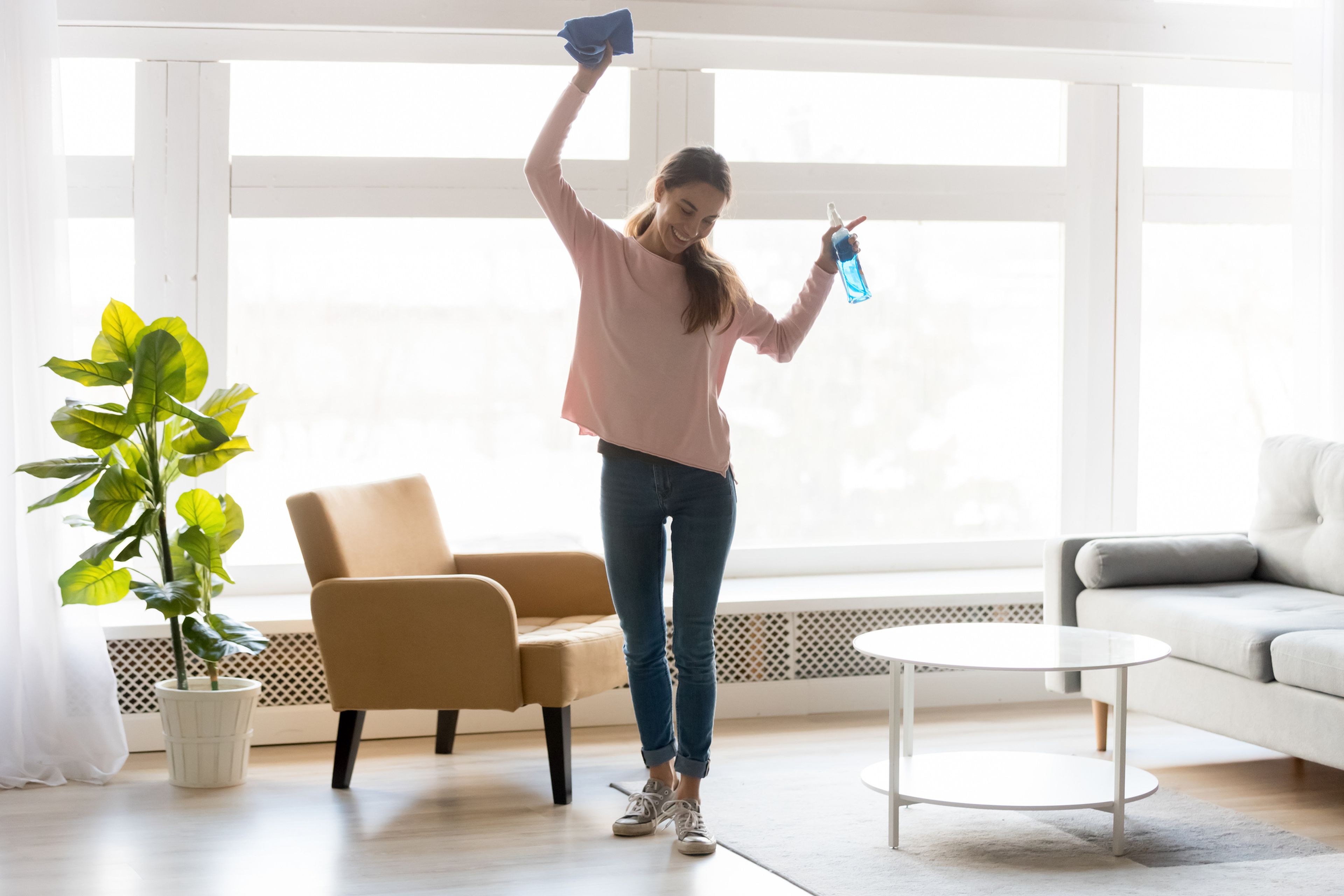 Mujer feliz limpiando su casa