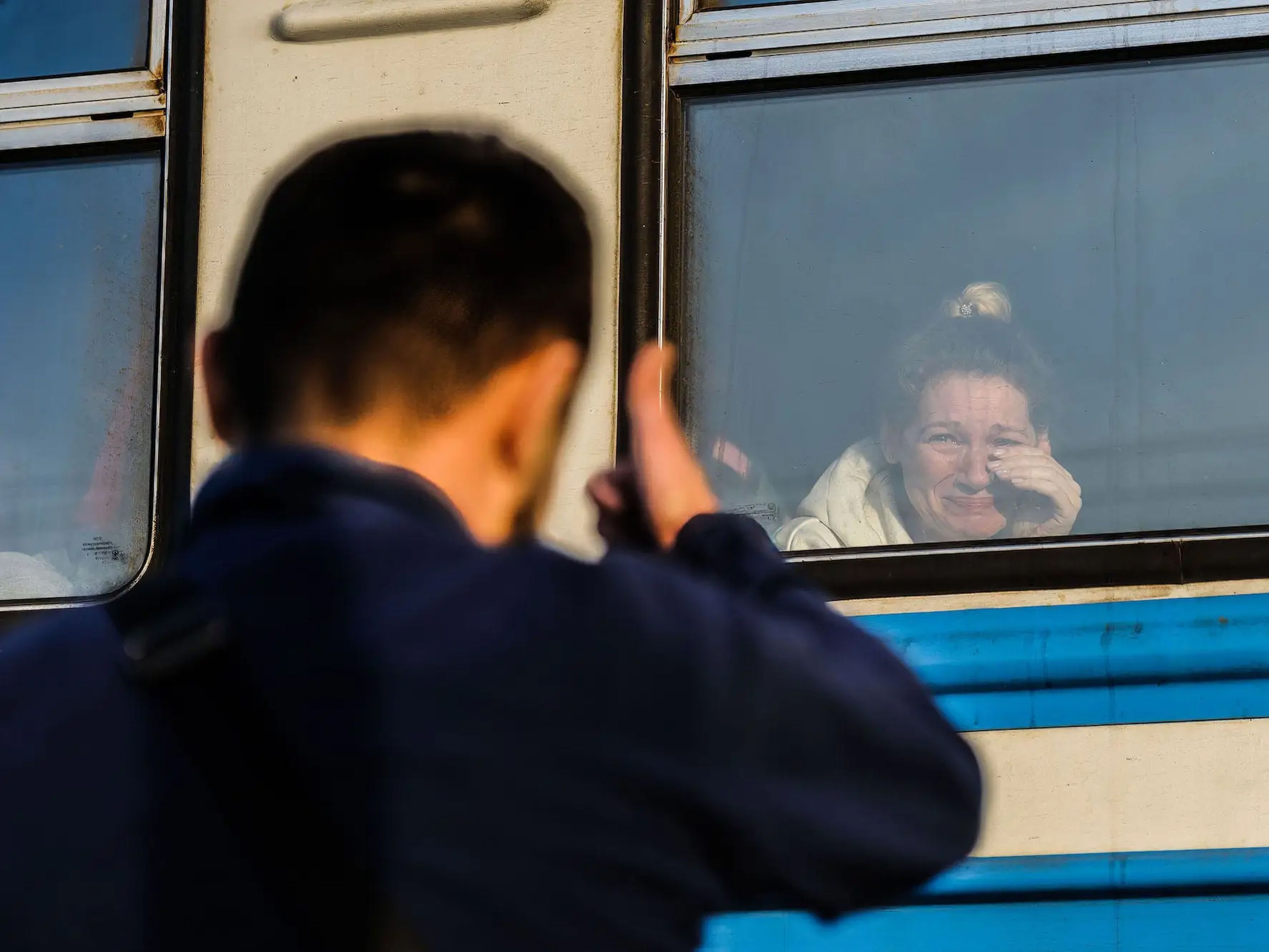 Una mujer llora en un tren hacia Polonia en la estación de tren de la ciudad de Leópolis, durante la guerra provocada por Rusia en Ucrania, el 15 de marzo de 2022.