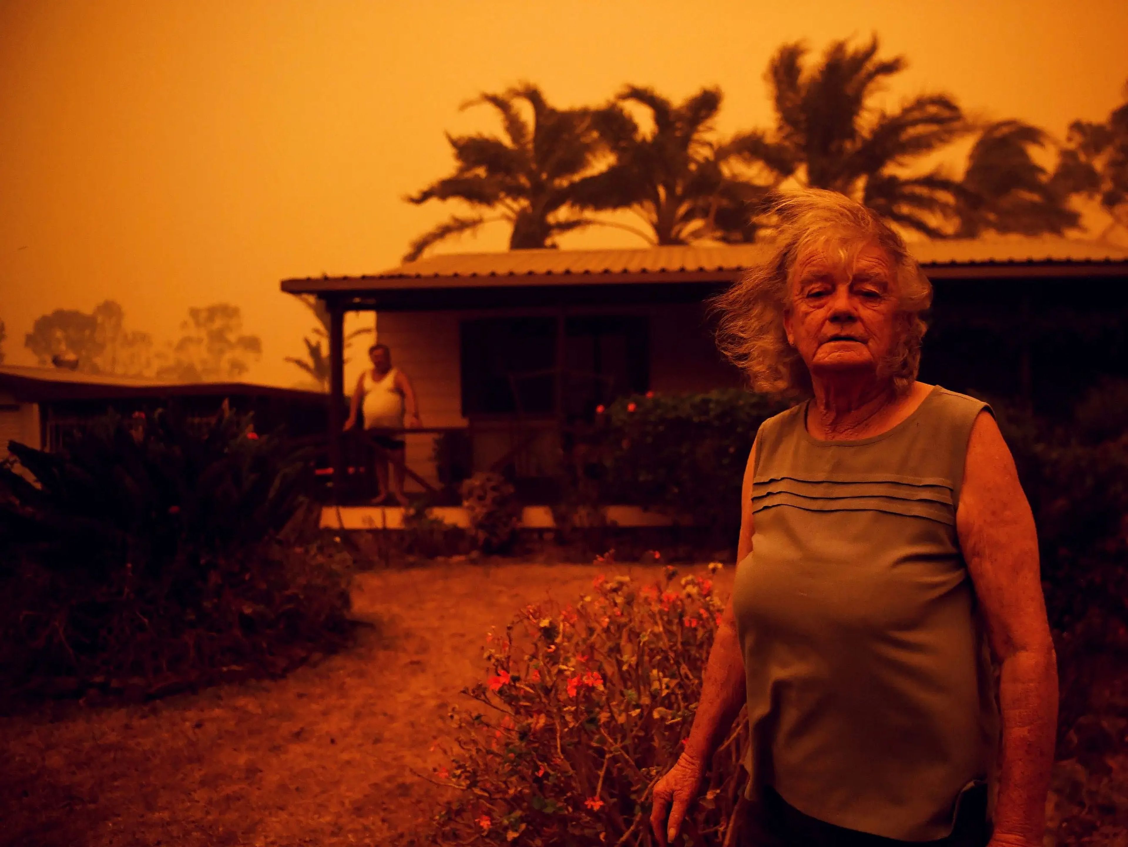 Nancy y Brian Allen se paran afuera de la casa mientras los fuertes vientos empujan el humo y las cenizas del Incendio Currowan hacia Nowra, Nueva Gales del Sur, Australia, el 4 de enero de 2020.