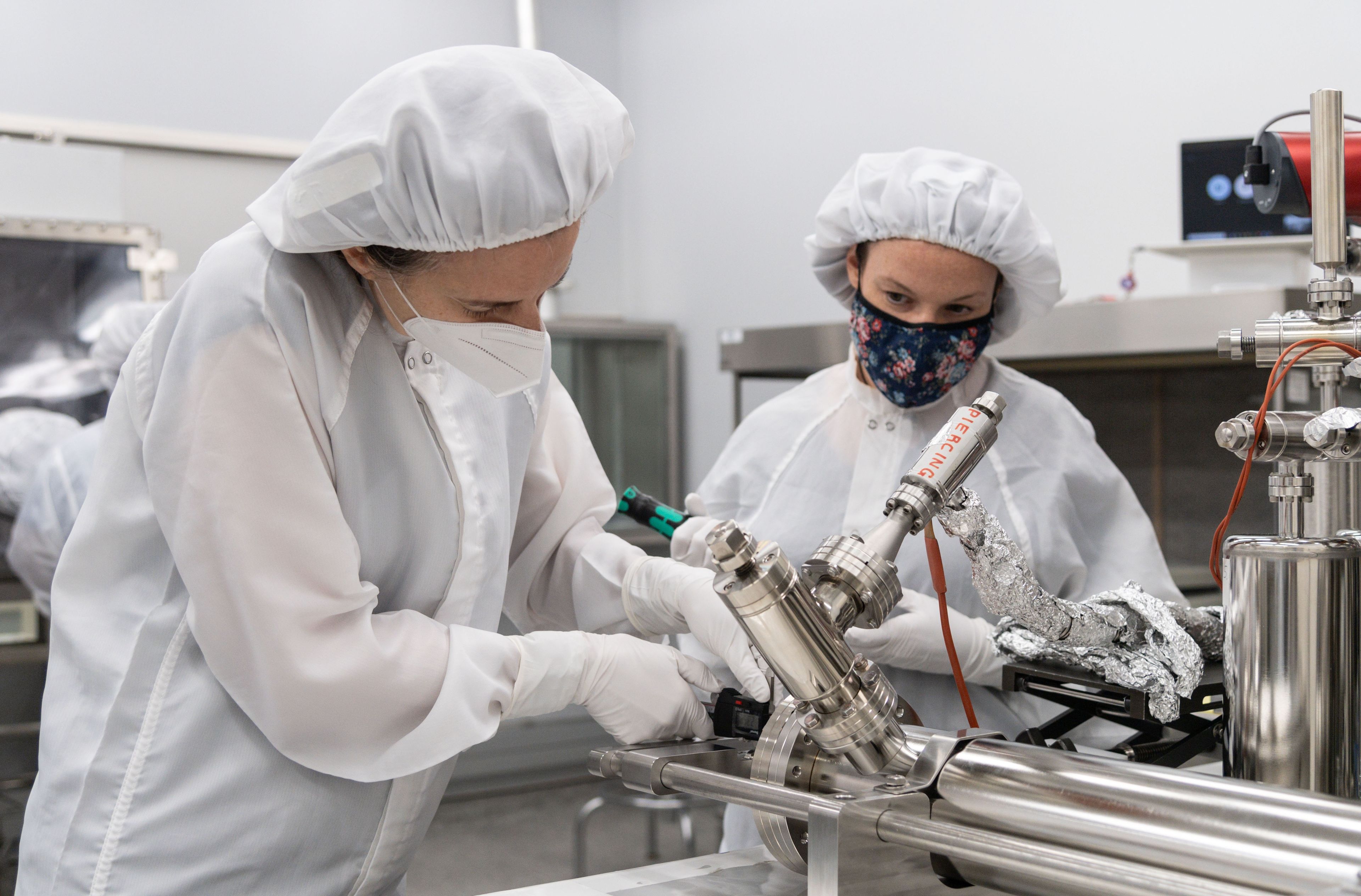 A la izquierda, Julian Gross de la División de Investigación y Ciencia de Exploración de Astromateriales (ARES) de la NASA; a la derecha, Francesca McDonald, de ESA, antes de estudiar las muestras.