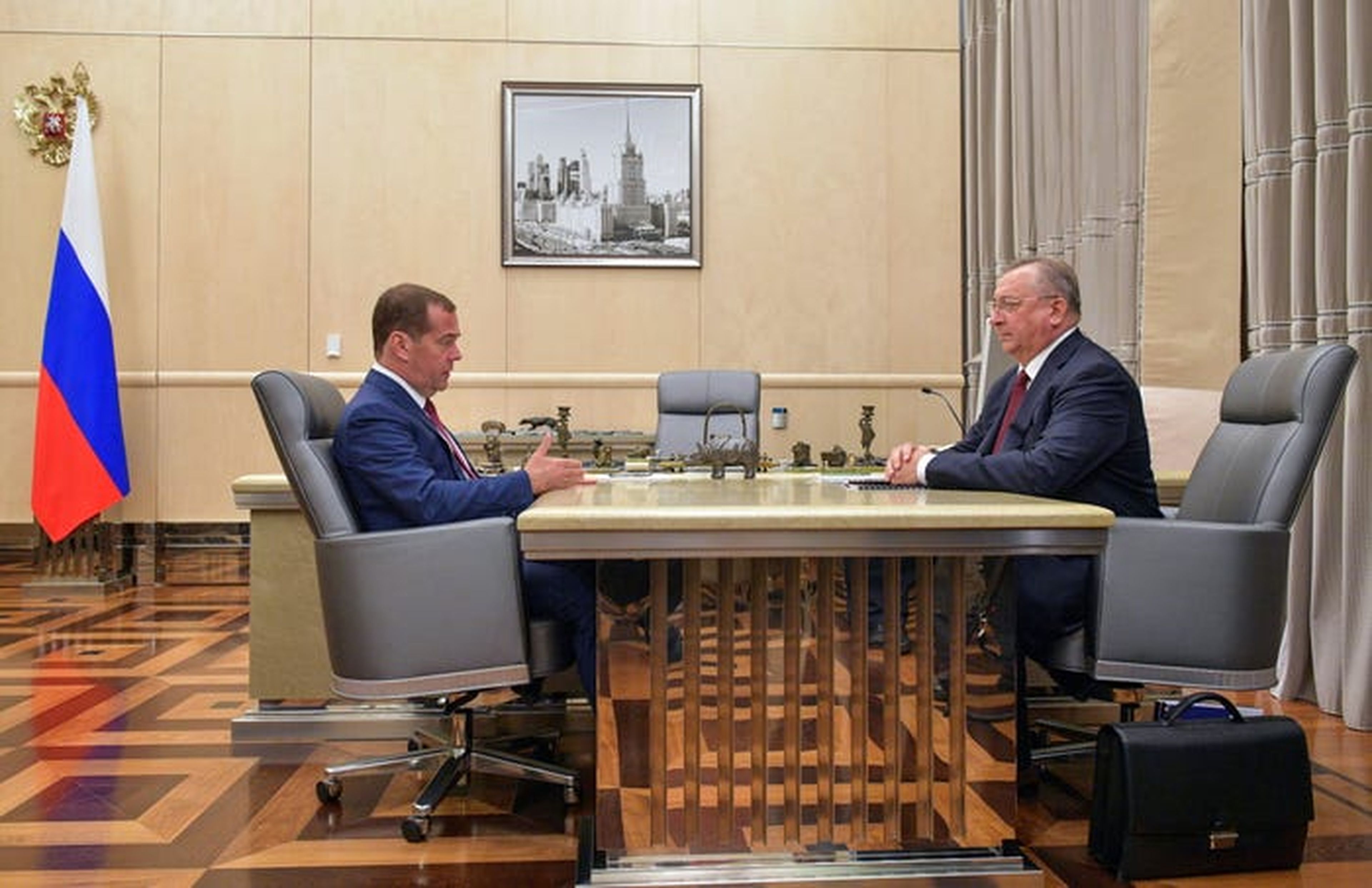 El primer ministro ruso, Dmitri Medvédev (izquierda), y Nikolai Tokarev (derecha), durante una reunión en 2019.