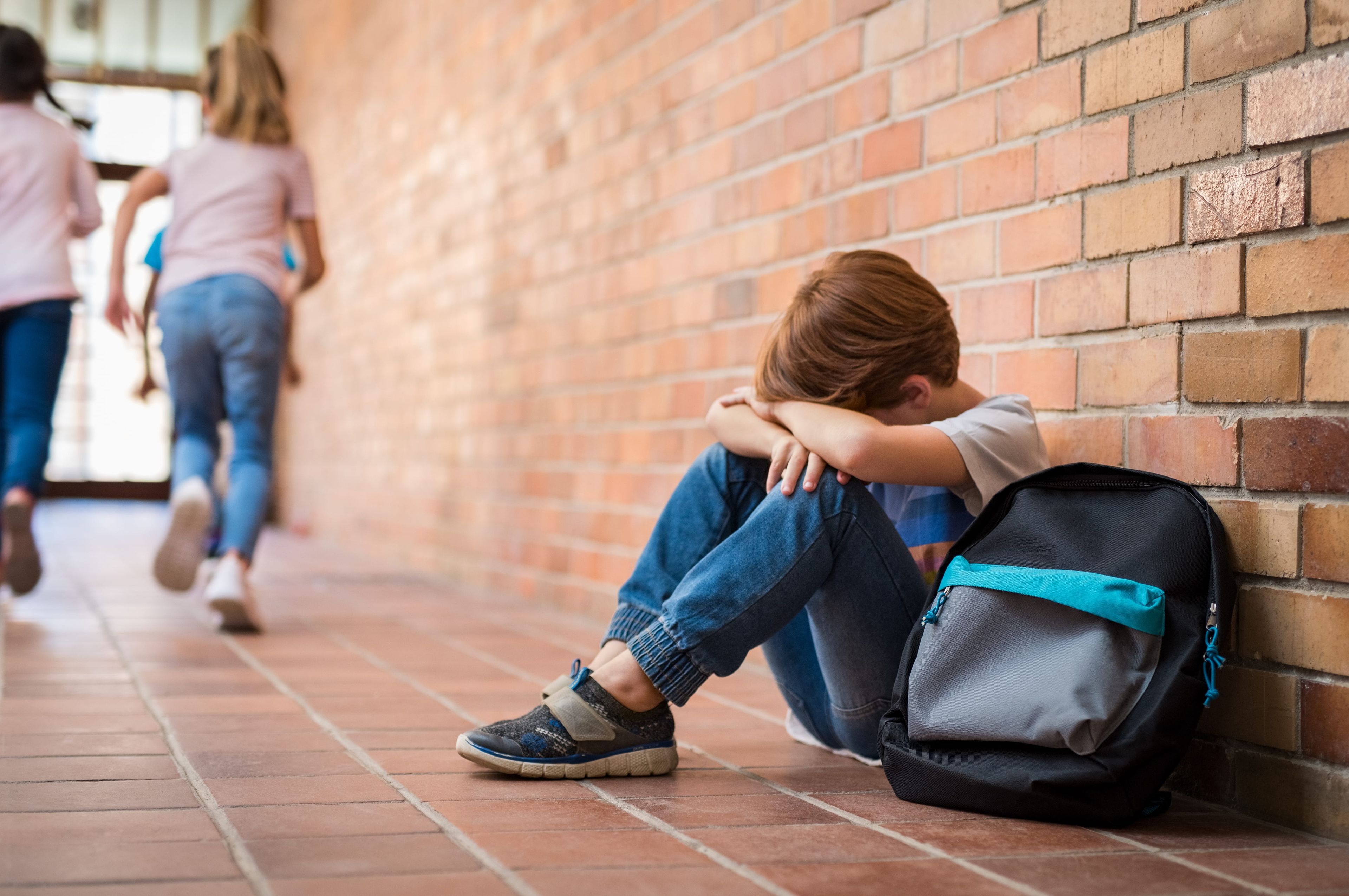 Niño sufriendo acoso en un colegio