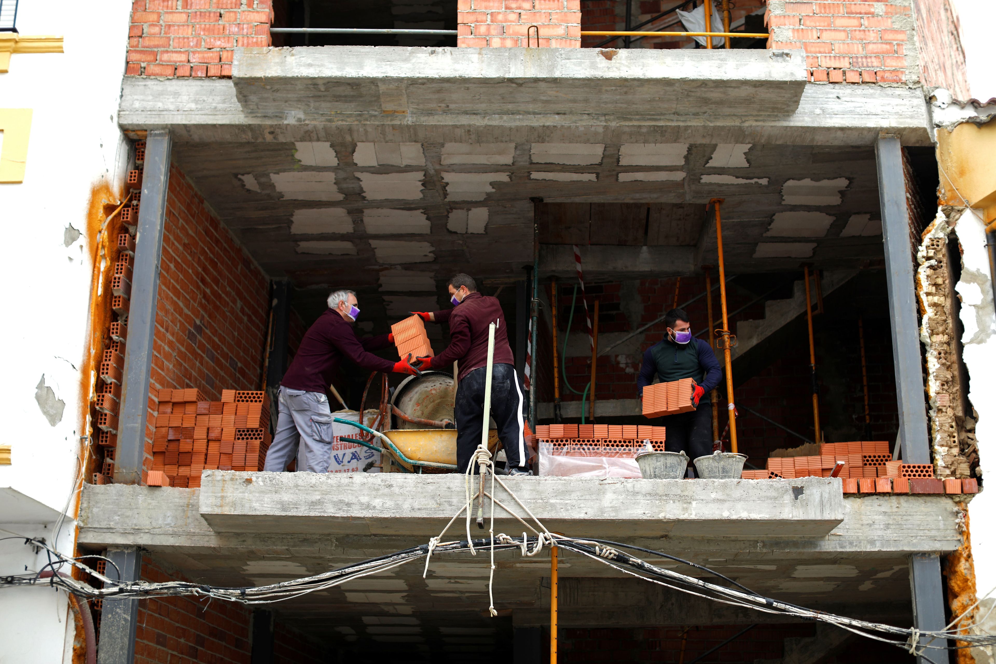 Obreros trabajan en una construcción en la localidad de Ronda, Málaga.