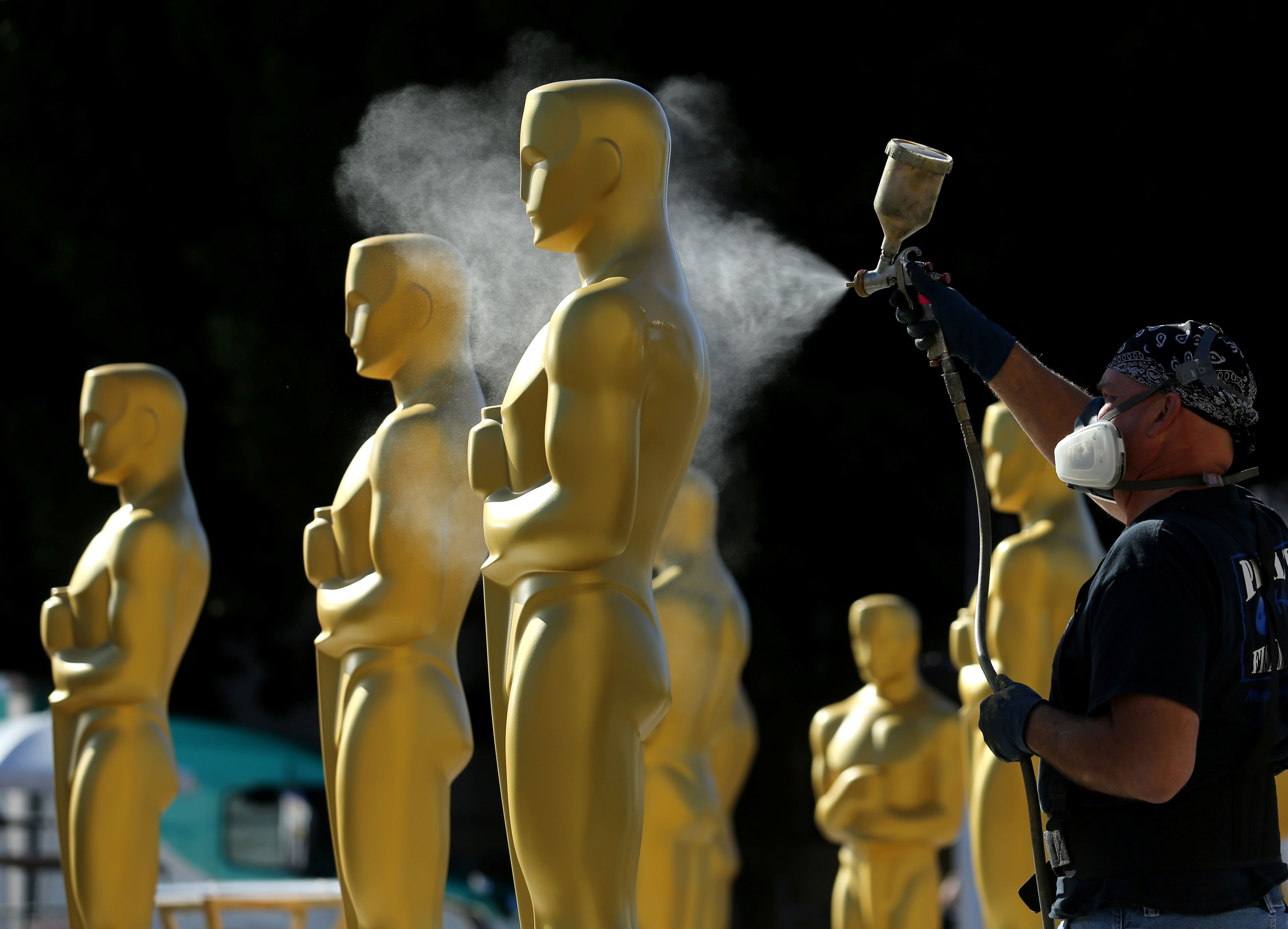Un operario rocía una estatua de los Premios Óscar