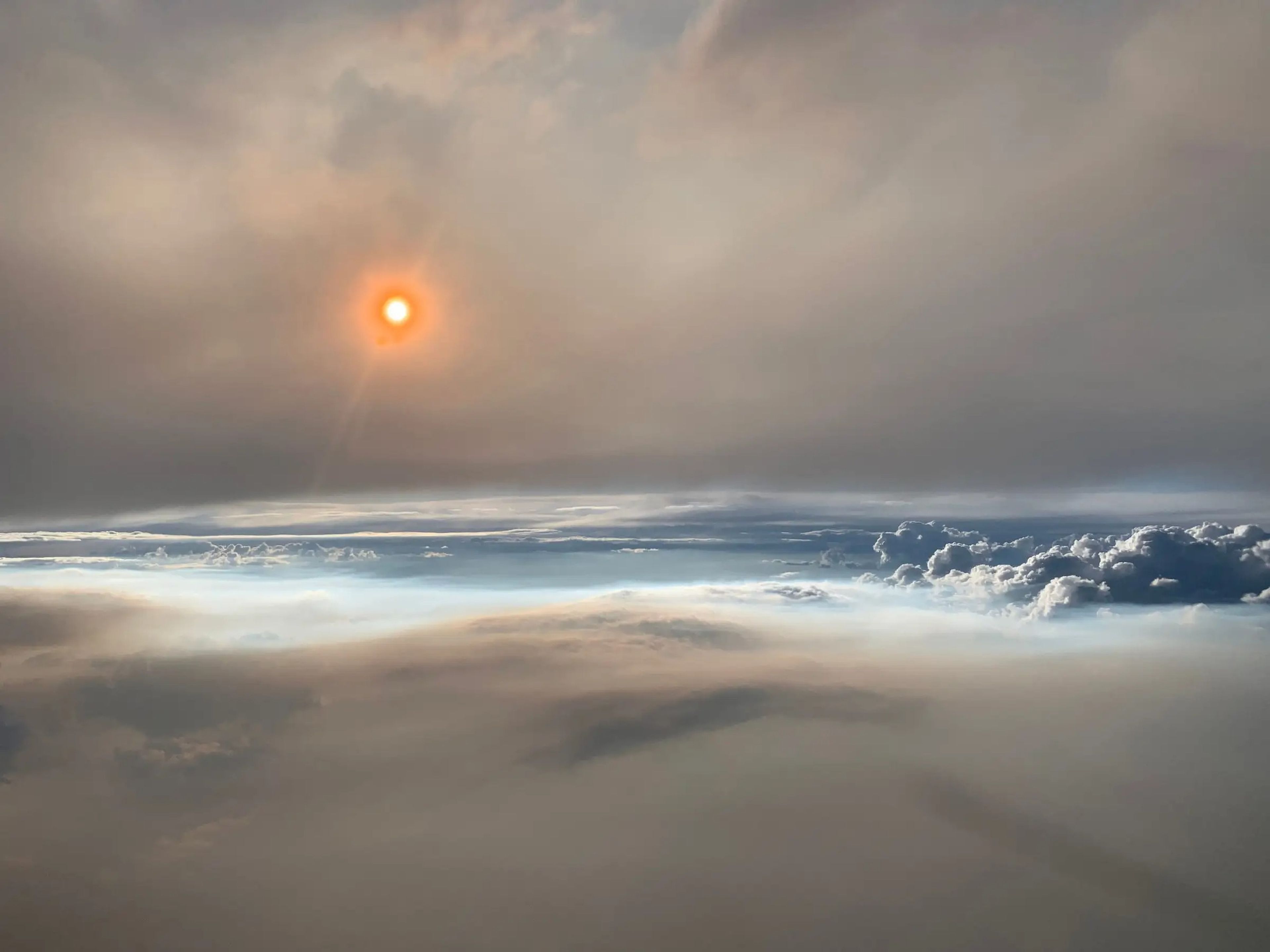 El laboratorio volador DC-8 de la NASA pasó directamente a través de una gran nube de humo pirocumulonimbus a unos 30.000 pies.