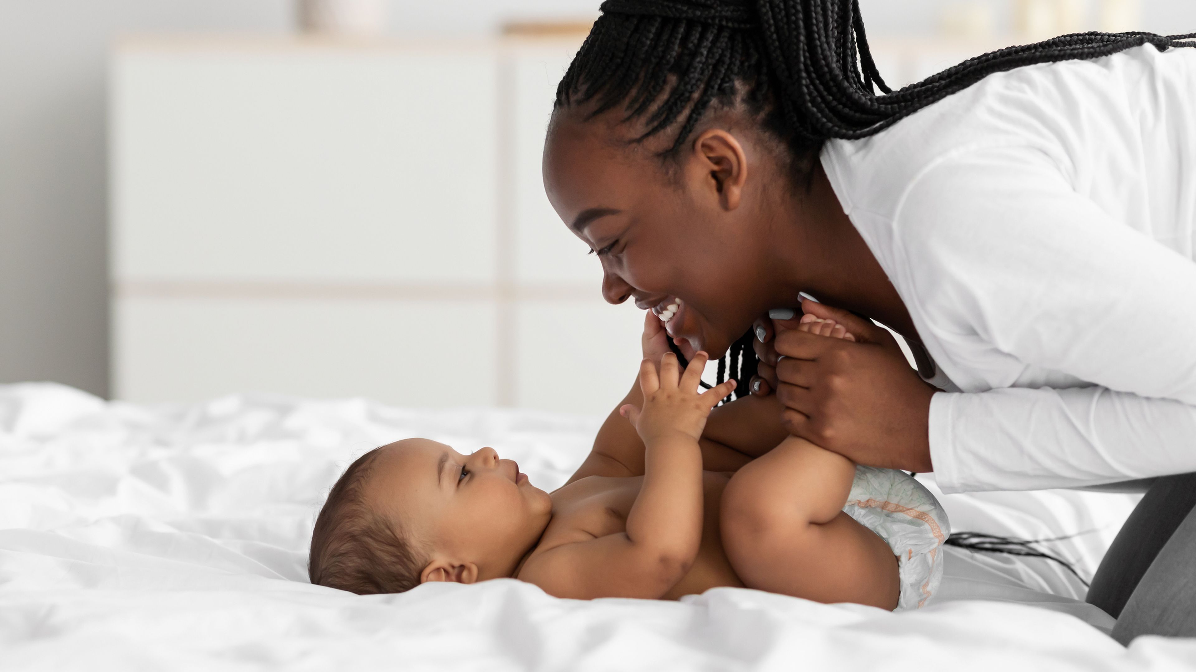 La oxitocina provoca las contracciones, ayuda a la lactancia y al apego con el bebé.