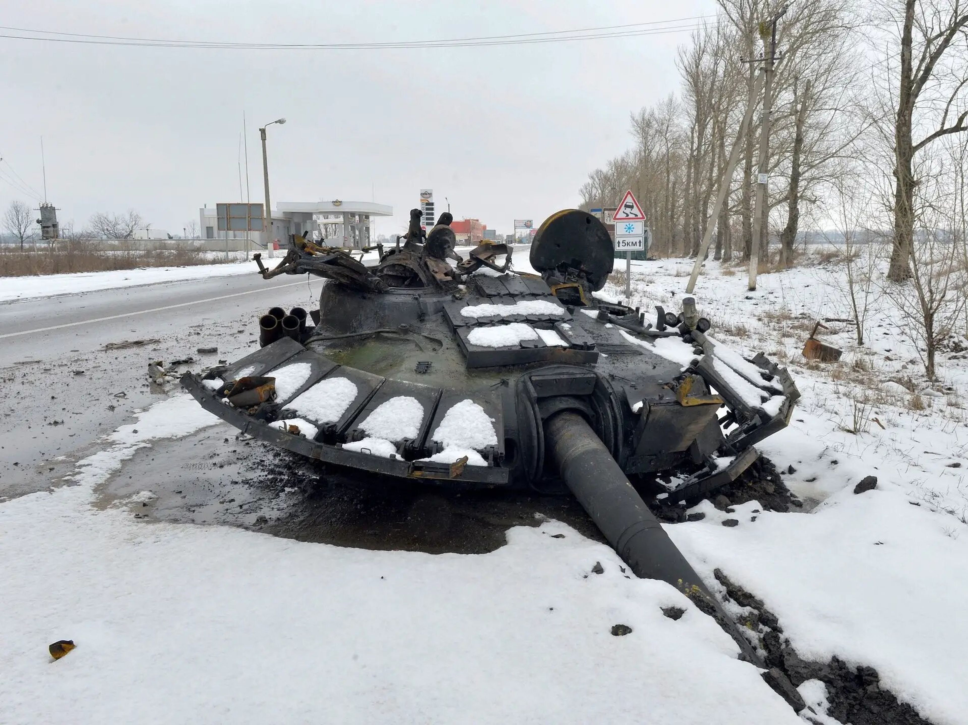 La parte superior de un tanque ruso destruido yace junto a una carretera en las afueras de Járkov, Ucrania.