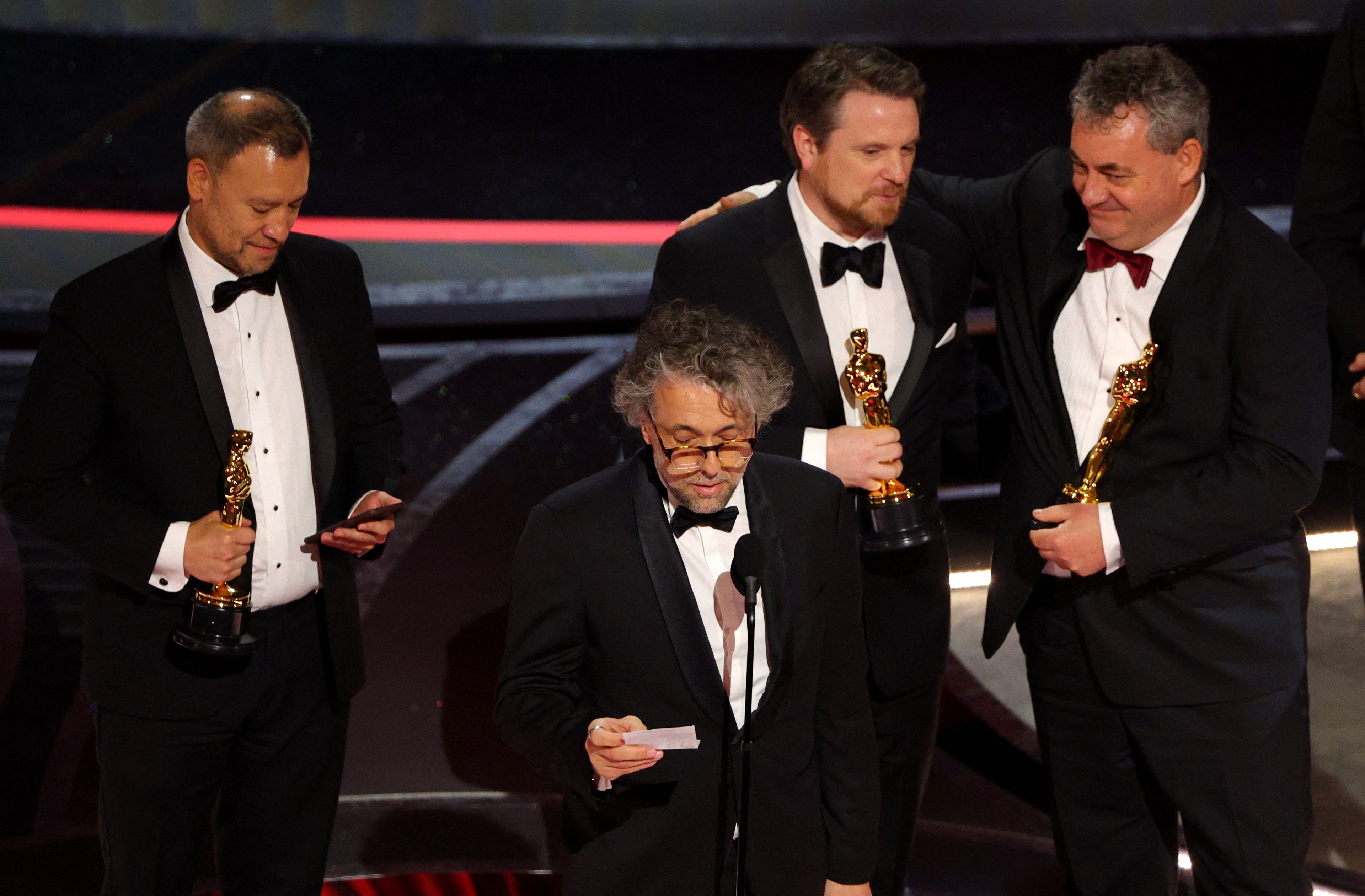 Paul Lambert, Tristan Myles, Brian Connor y Gerd Nefzer aceptan el Óscar a los mejores efectos visuales por 'Dune'.