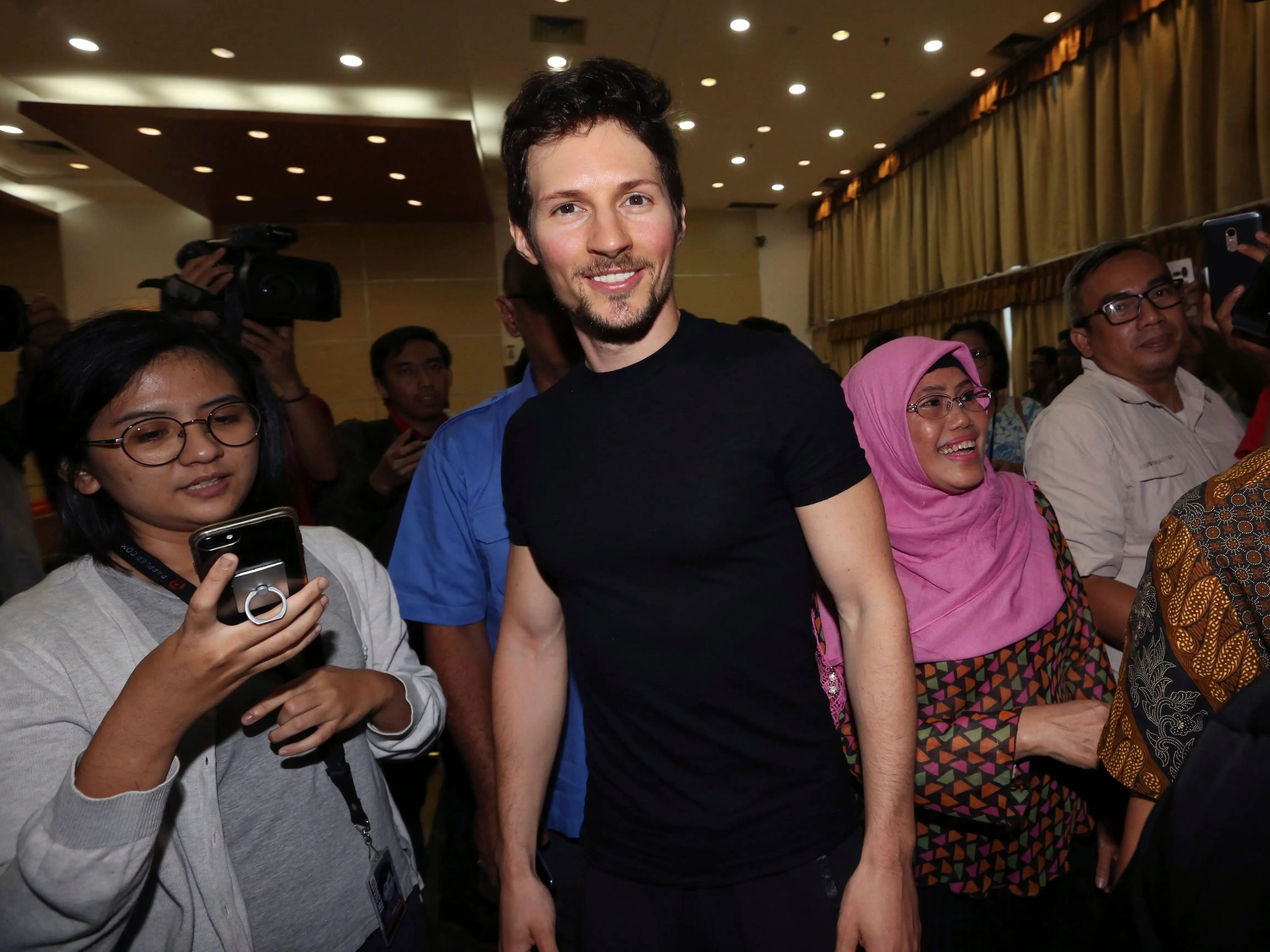 El cofundador de Telegram, Pavel Durov, en el centro, sonríe tras una reunión con el ministro de Información y Comunicación de Indonesia, en Rudiantara (Indonesia) en 2017.