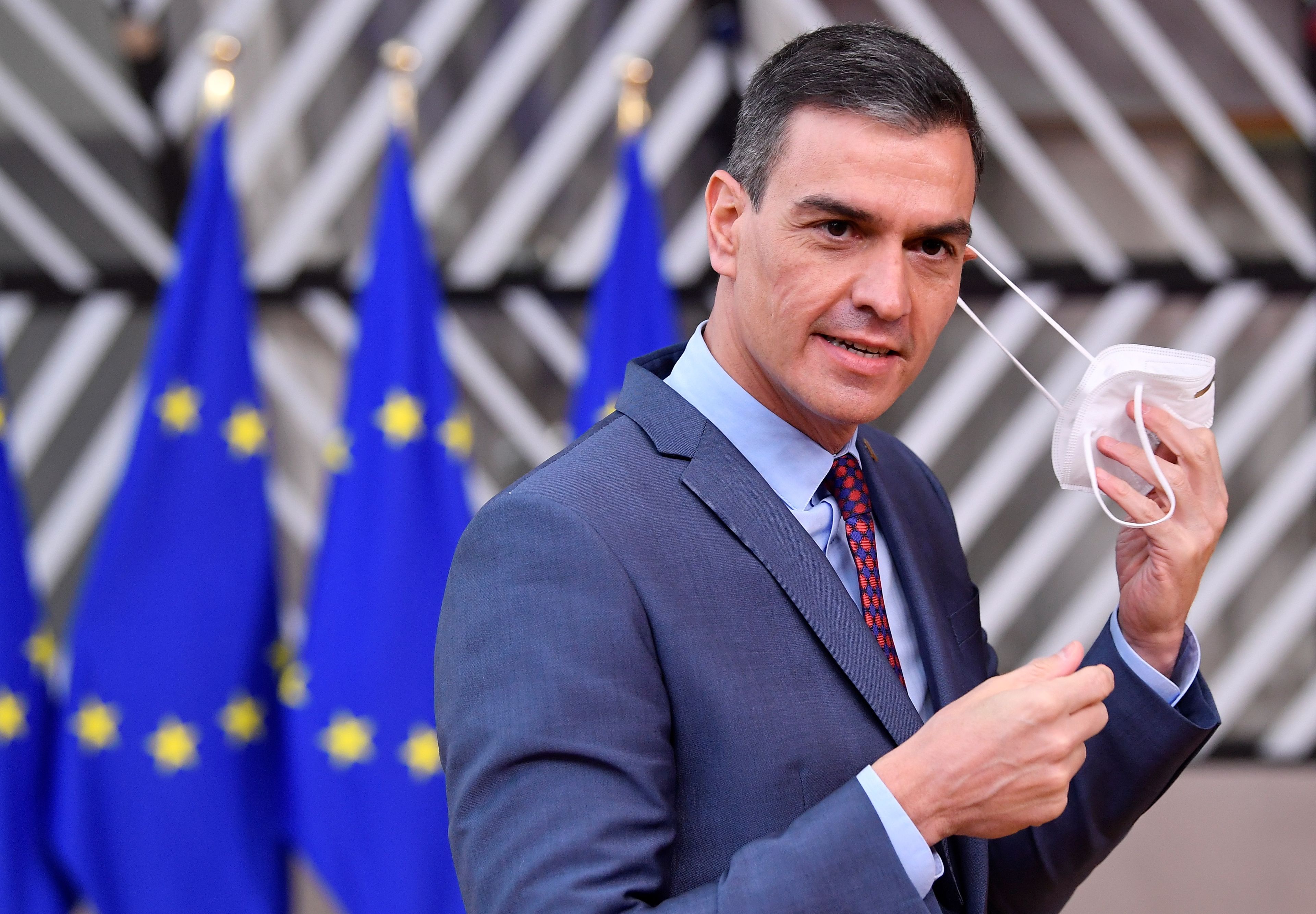 Pedro Sánchez, presidente del Gobierno, se quita la mascarilla