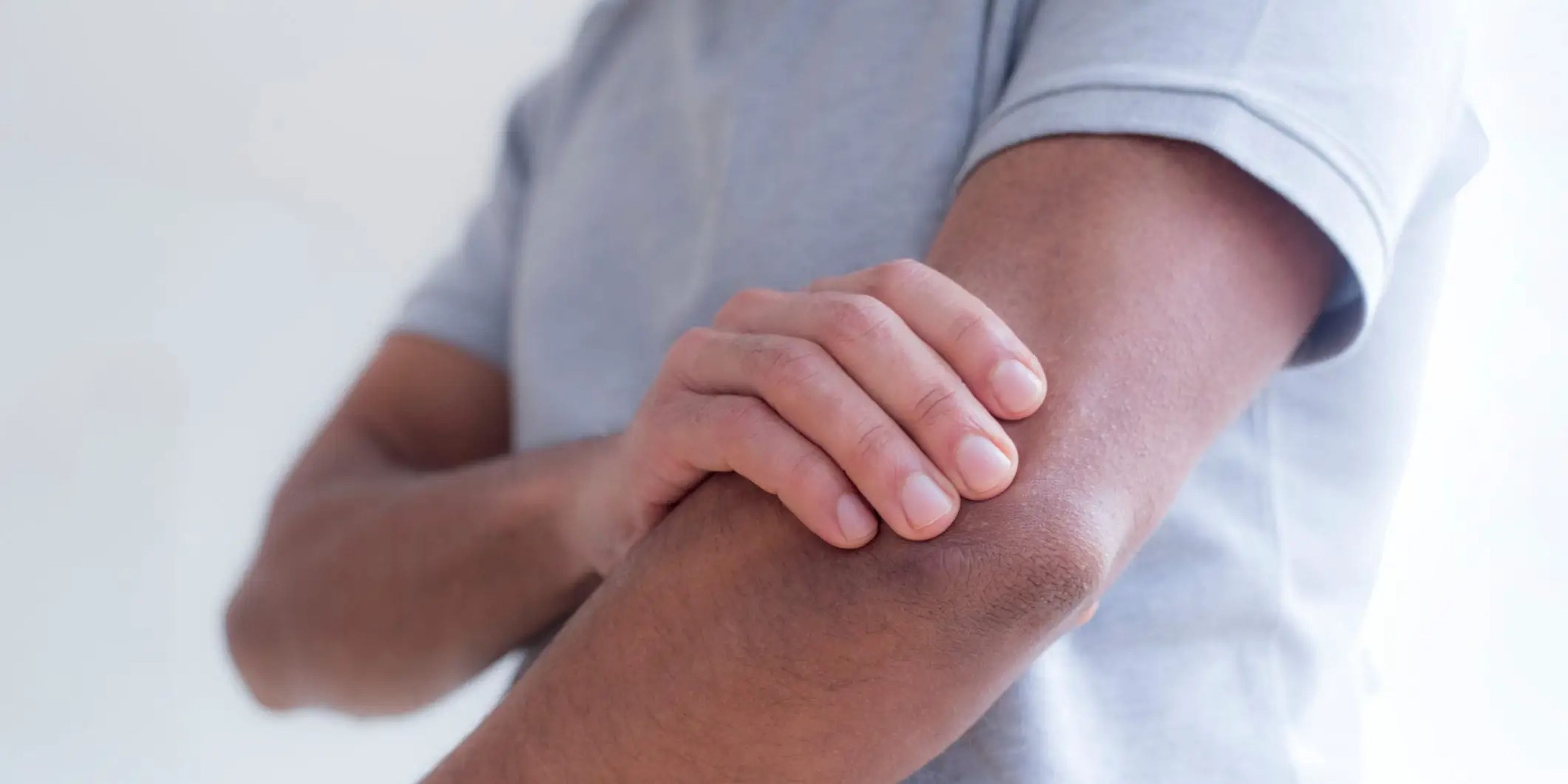 El dolor, la hinchazón y la inflamación del brazo izquierdo pueden deberse a un esguince o distensión muscular.