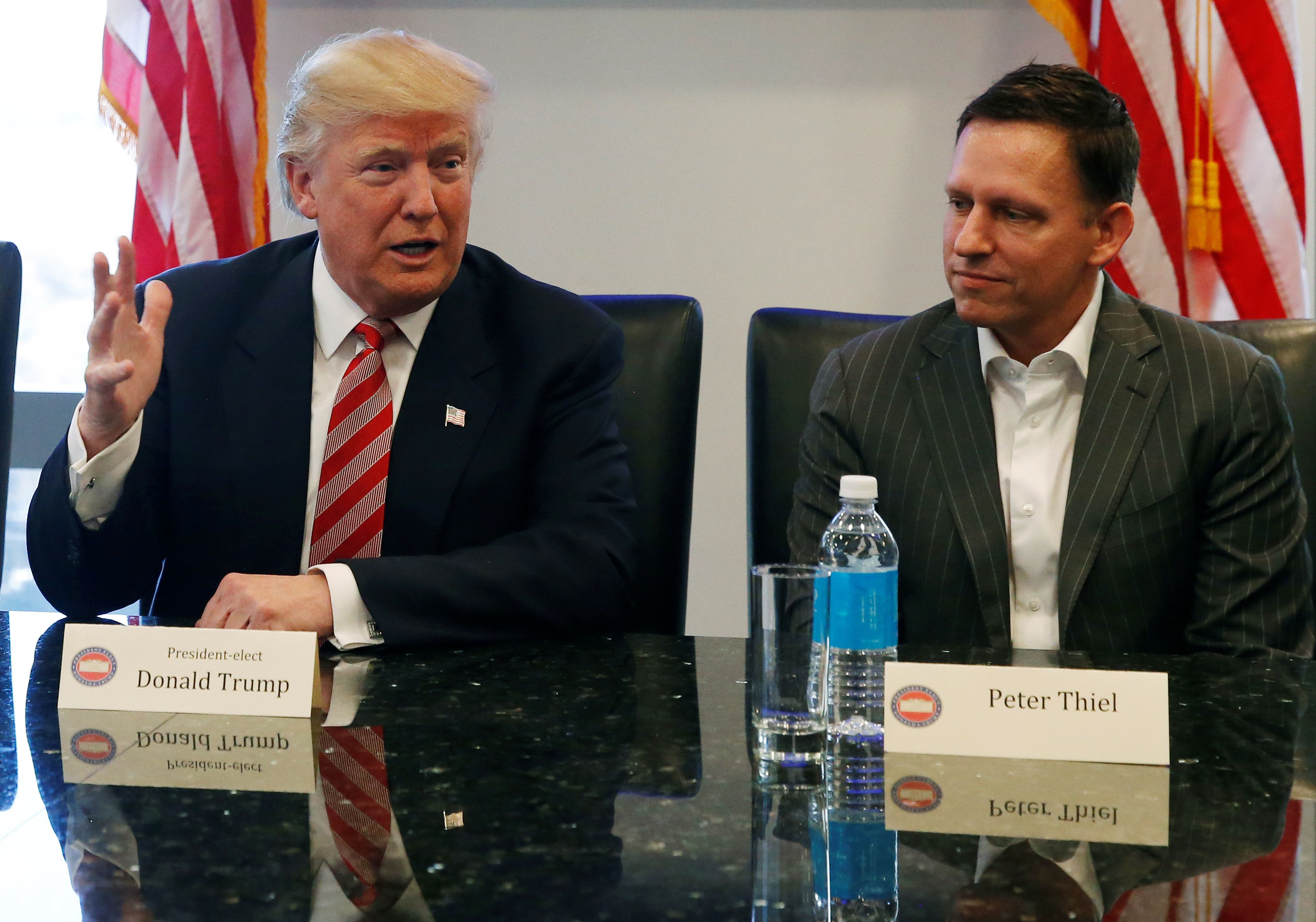Donald Trump, expresidente de Estados Unidos, y Peter Thiel, durante una reunión en la torre Trump, el 14 de diciembre de 2016.