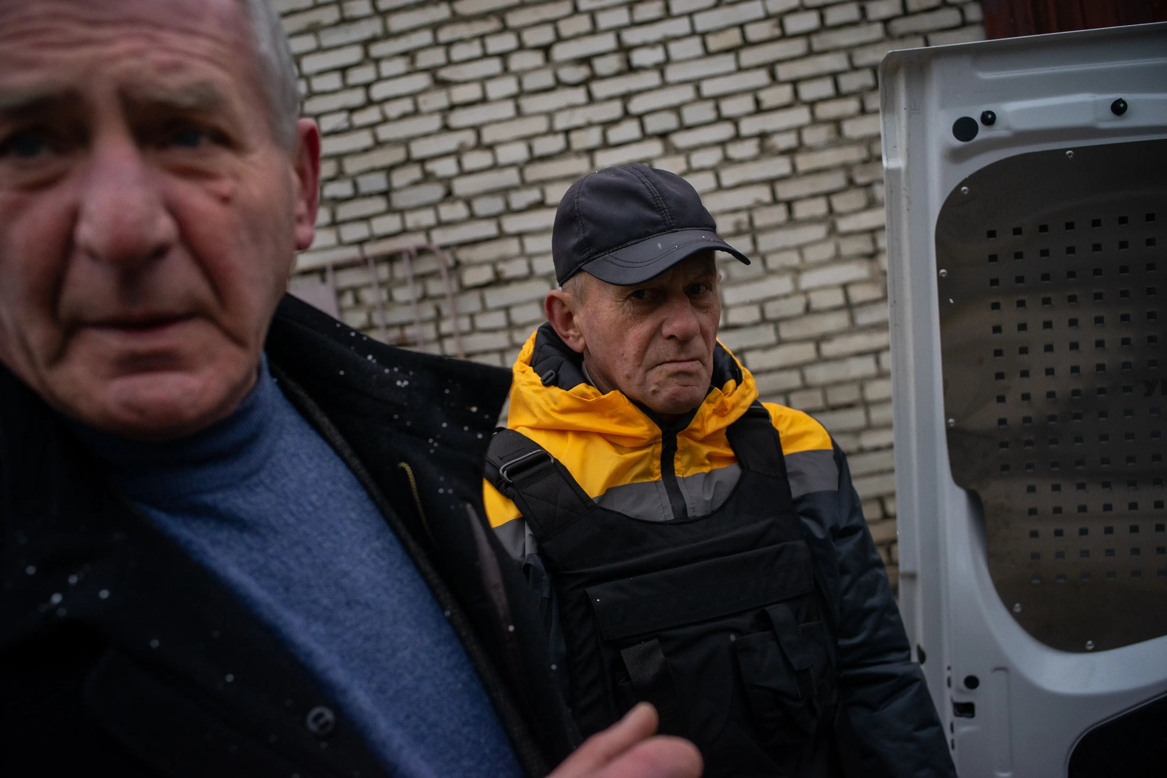 Petro Shypka (izquierda), jefe de la región ucraniana de Novoiavorivsk, y el conductor Hera Vasyl (derecha).