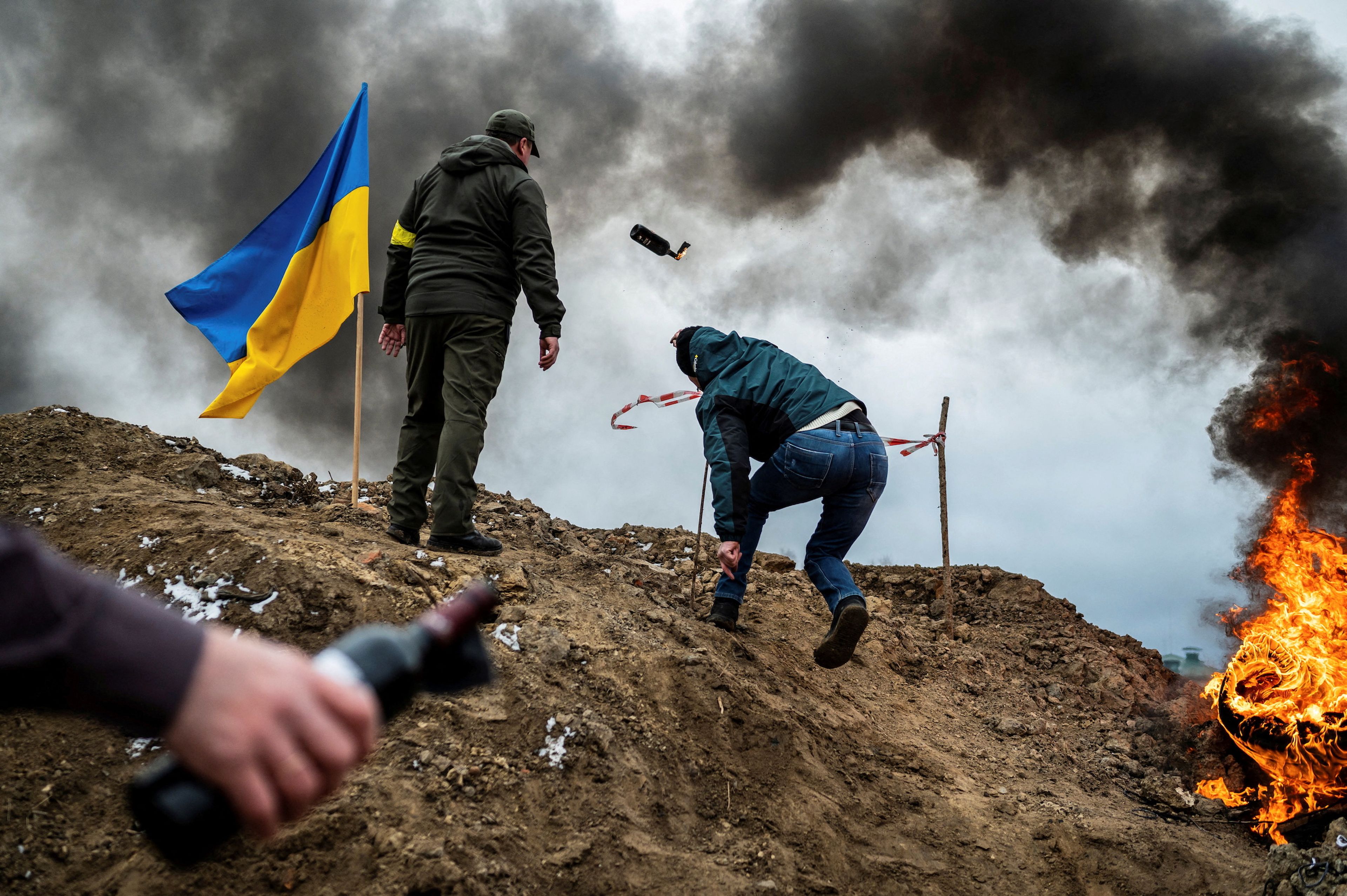 La población civil se entrena para lanzar cócteles molotov en la ciudad ucraniana de Yitomir
