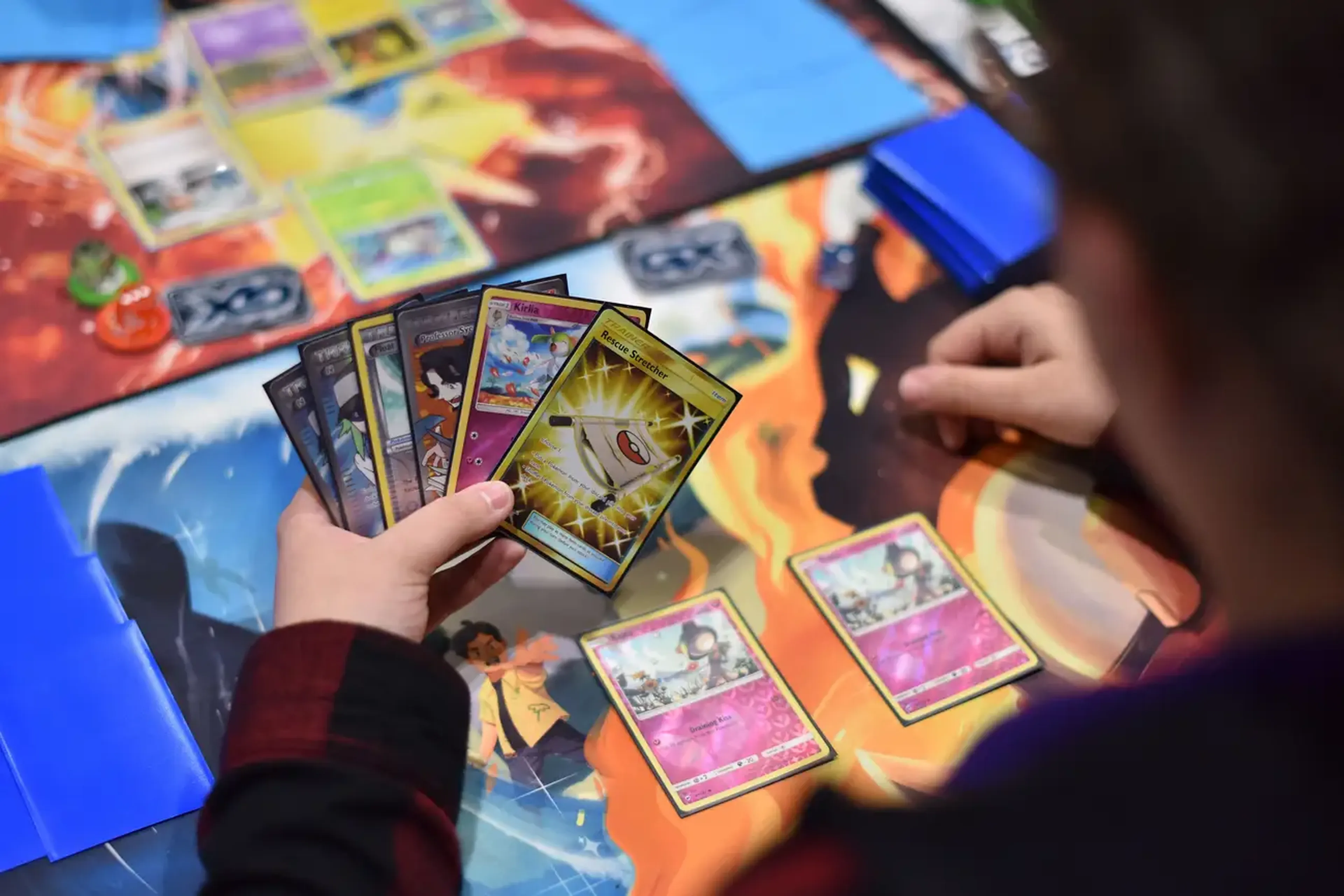 Los precios de las tarjetas de Pokémon se han disparado en los últimos años en medio de una ola de popularidad en YouTube y el aumento de revendedores.