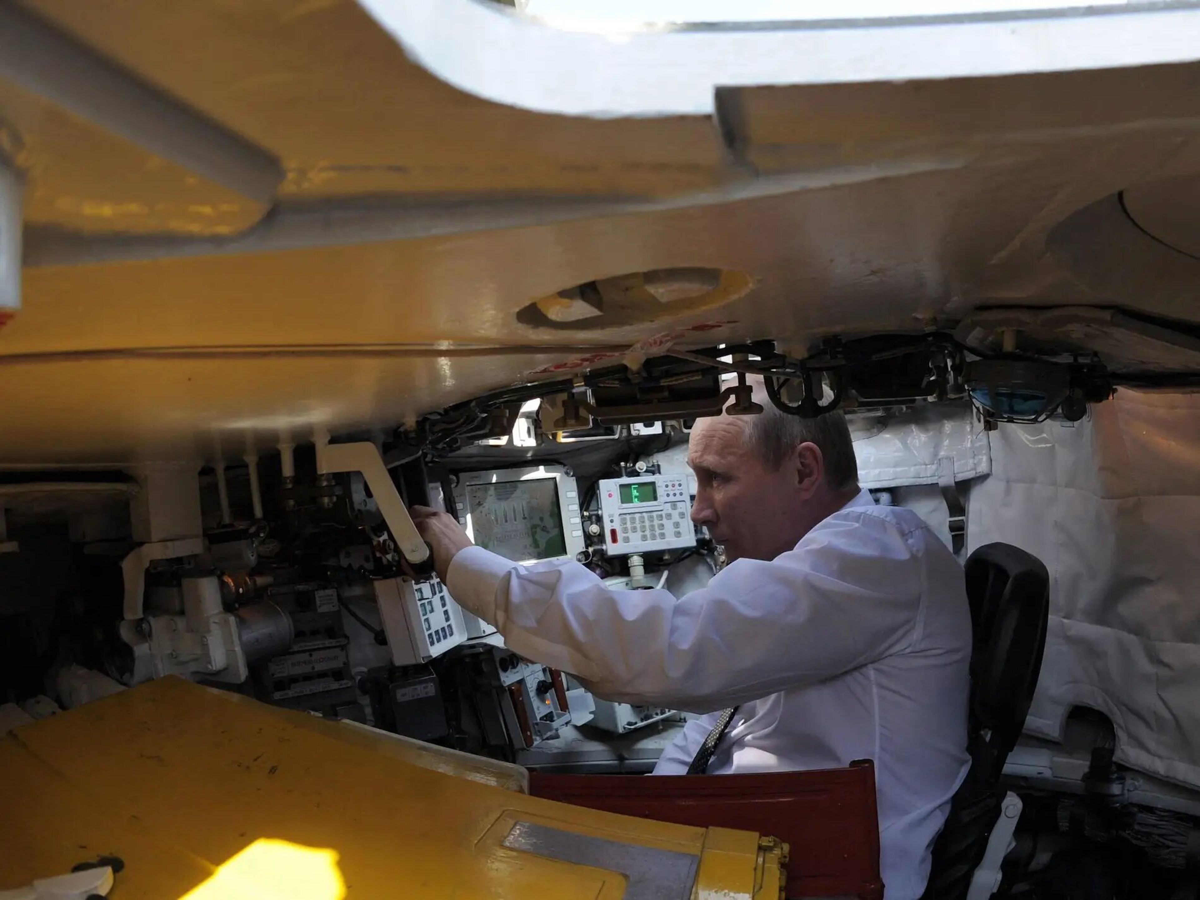 El presidente de Rusia, Vladímir Putin, examina el interior de un carro de combate T-90AM, en 2011.