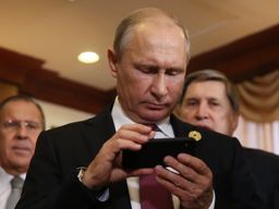 El presidente ruso Vladimir Putin sostiene un iPhone