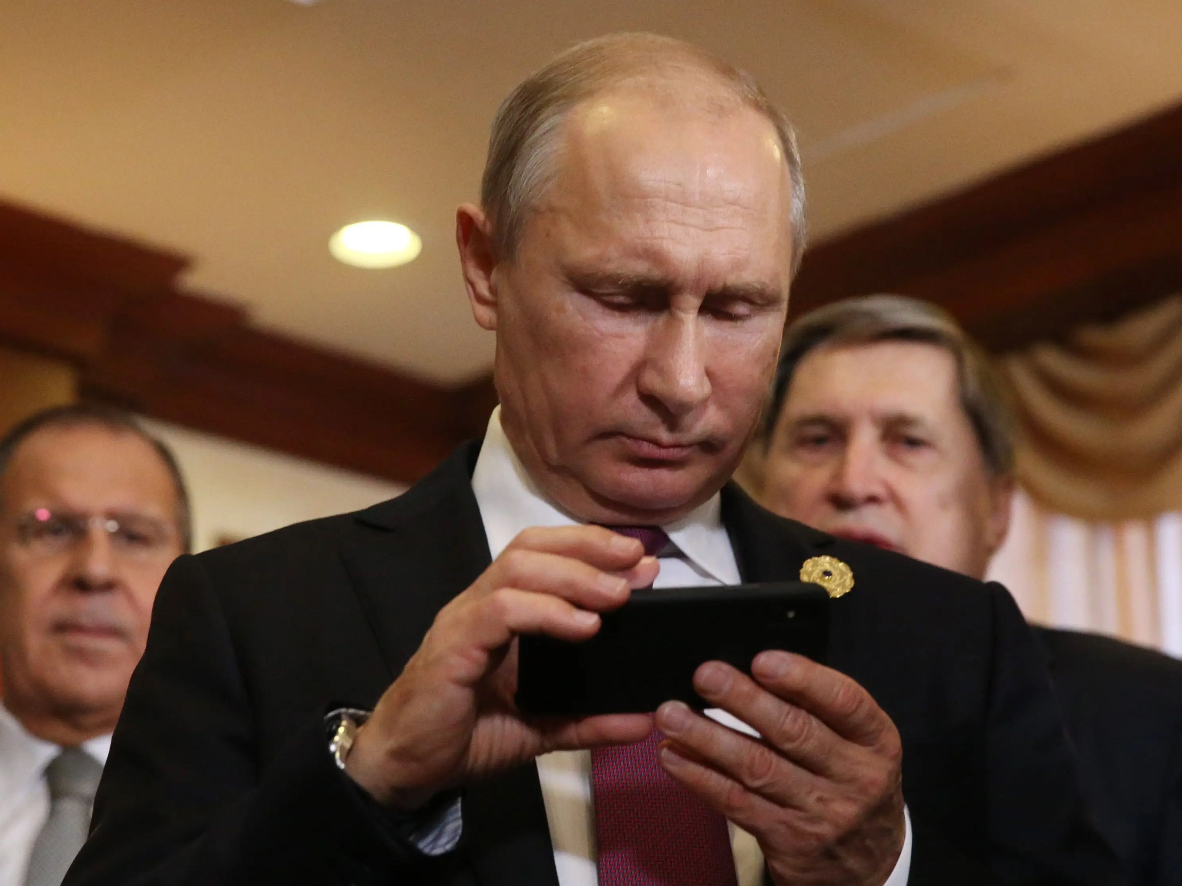 El presidente ruso Vladímir Putin sostiene un iPhone en una fotografía de archivo.