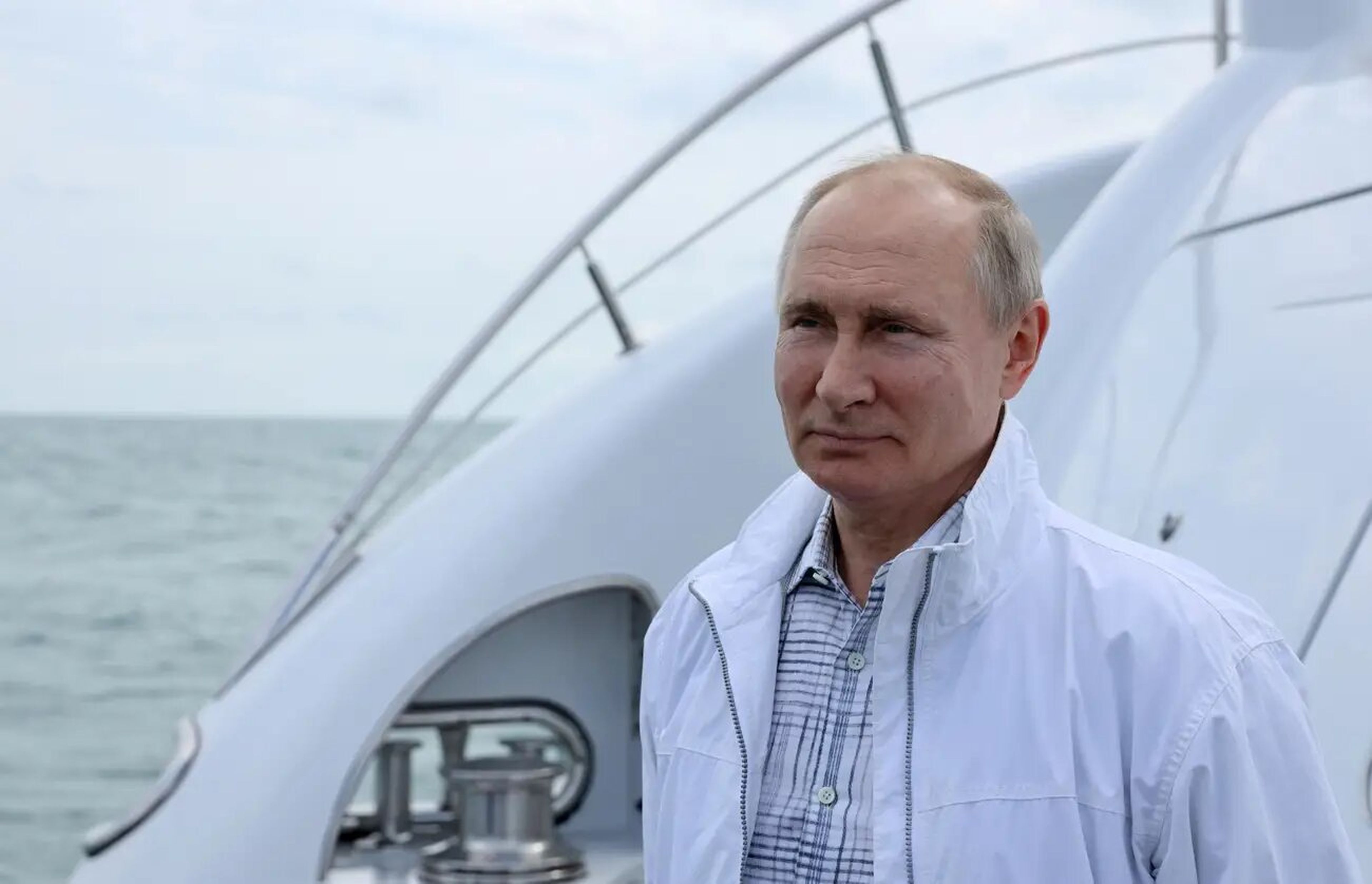 El presidente ruso Vladimir Putin en un viaje en barco con su homólogo bielorruso, Alexander Lukashenko, frente a la costa del Mar Negro el 29 de mayo de 2021.