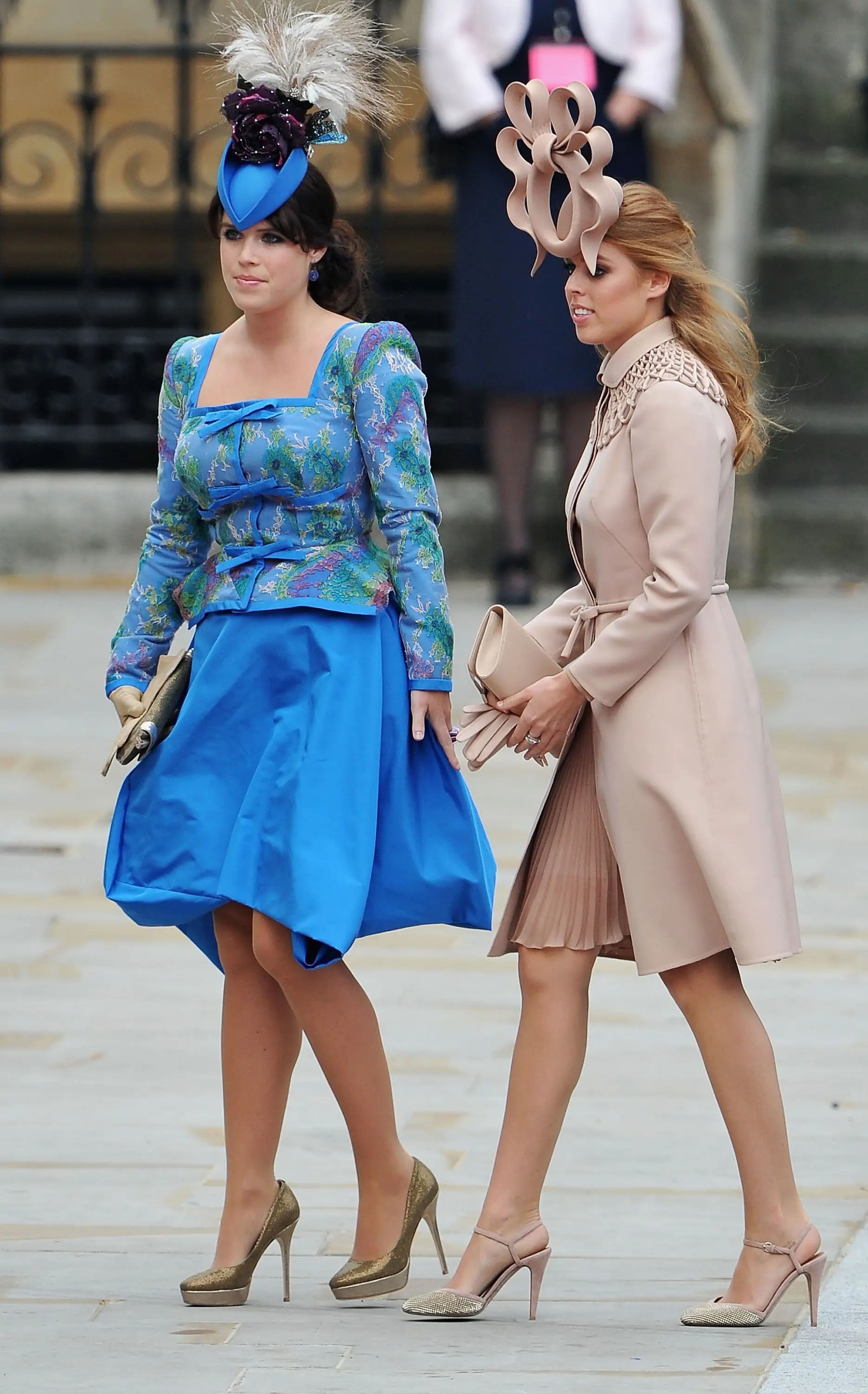 Las princesas Eugenia y Beatriz recibieron malas críticas por cómo iban vestidas en la boda del príncipe Guillermo.