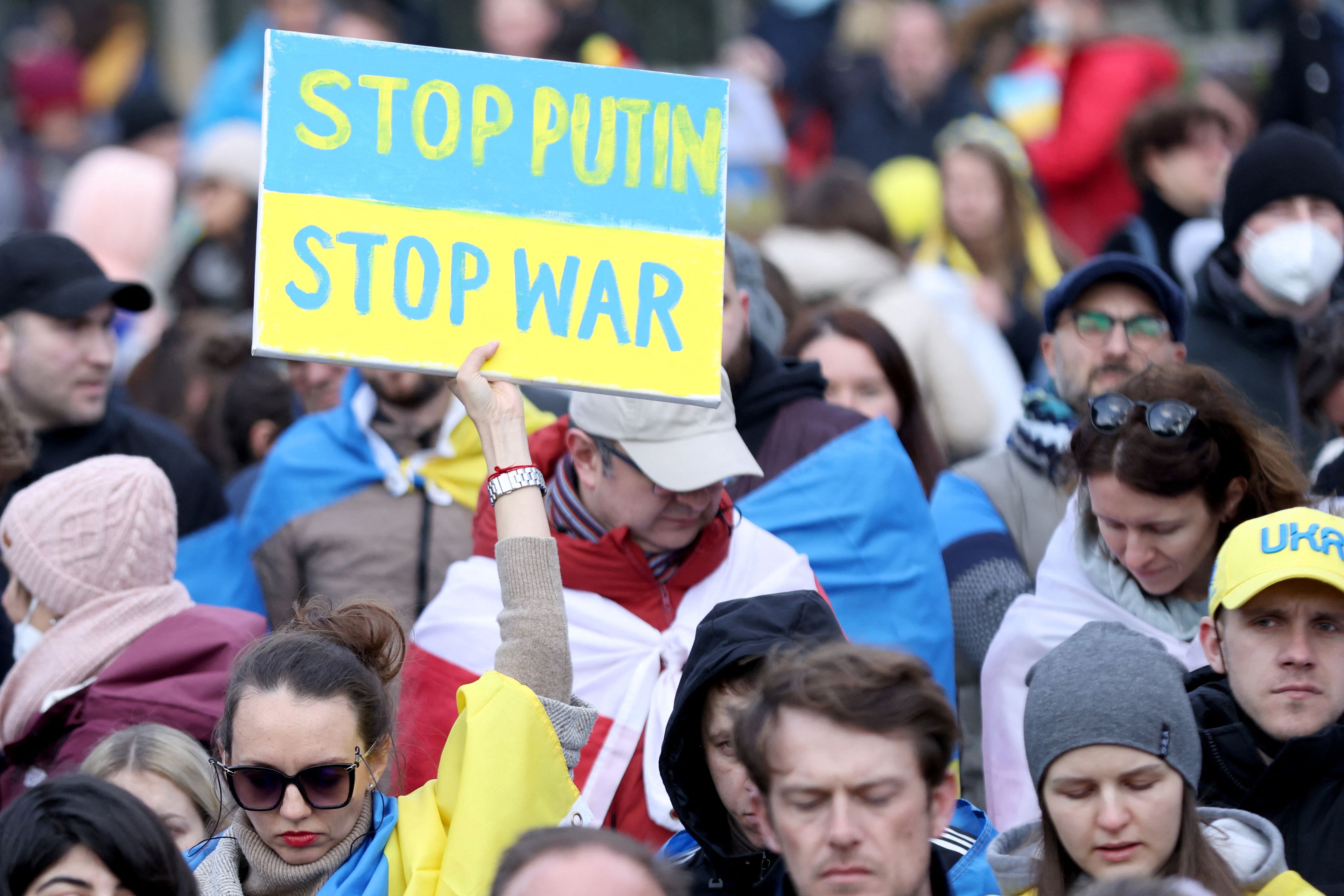Protesta contra la invasión rusa de Ucrania en Bruselas, Bélgica.