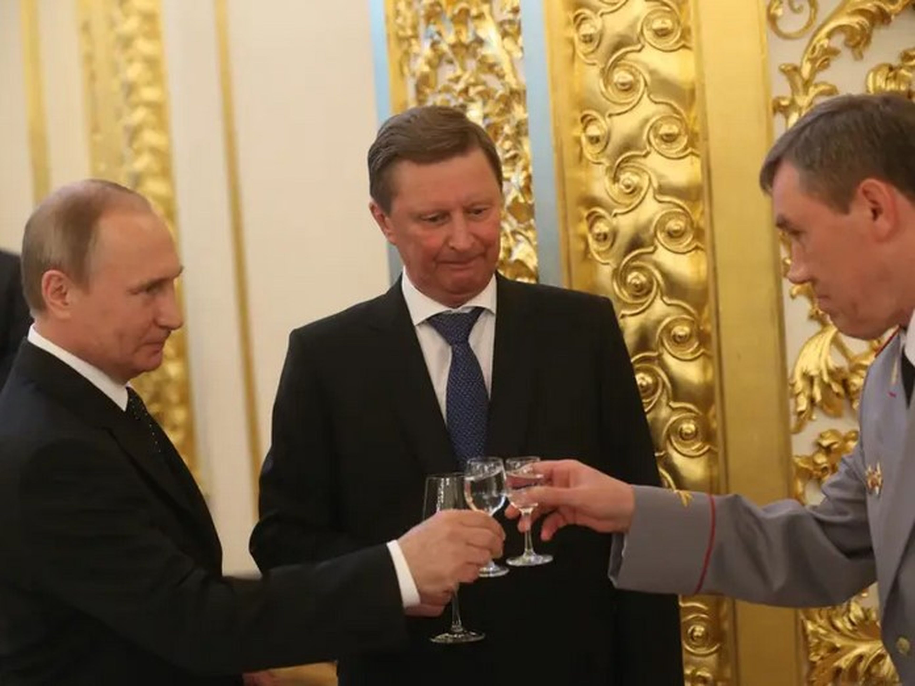 El presidente ruso, Vladimir Putin (izquierda), brinda con un vaso de vodka con el viceministro de Defensa, Valery Gerasimov (derecha), y el jefe de gabinete del presidente, Sergei Ivanov (centro).