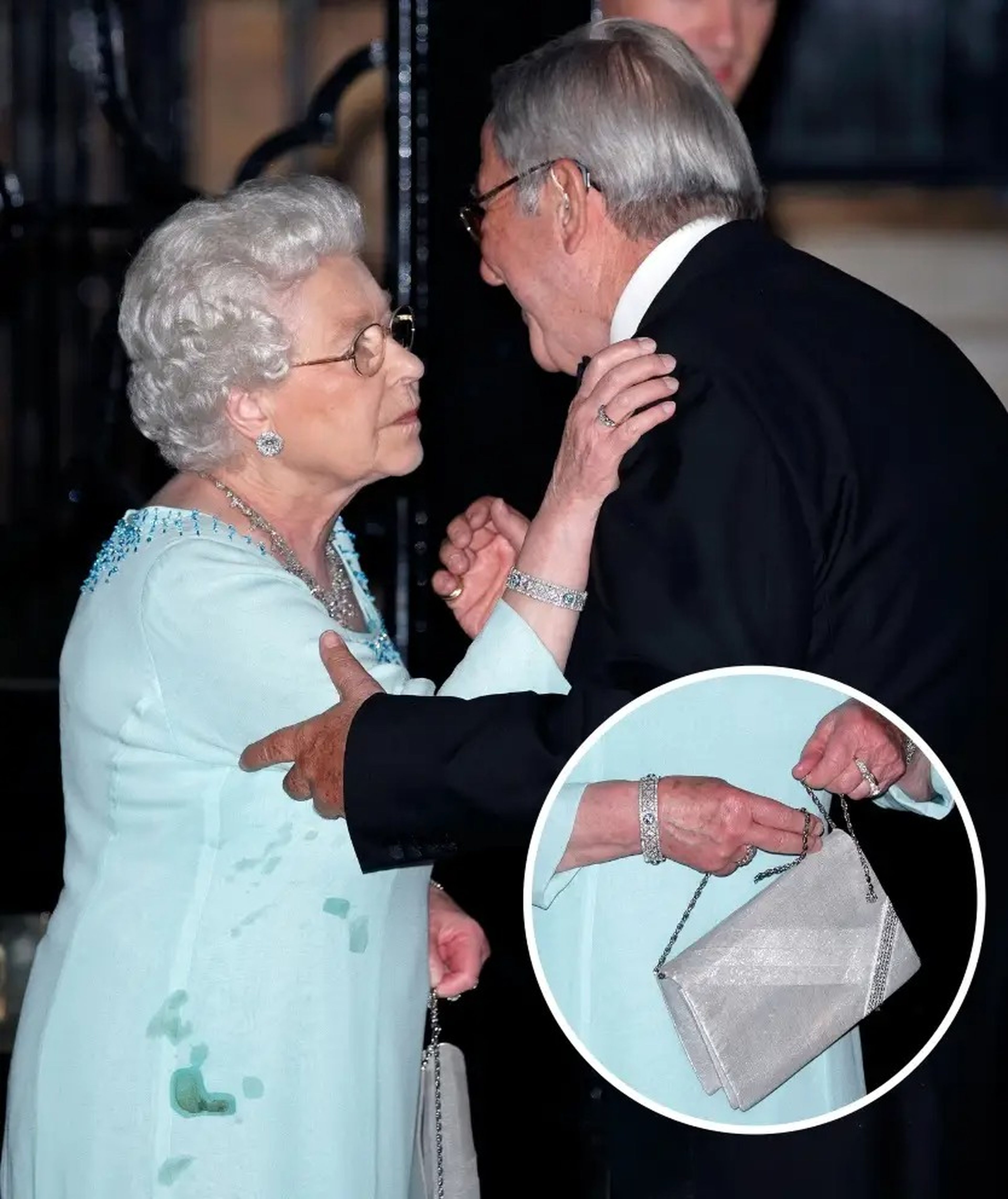 La Reina llevó vestido manchado y un bolso roto en 2010.
