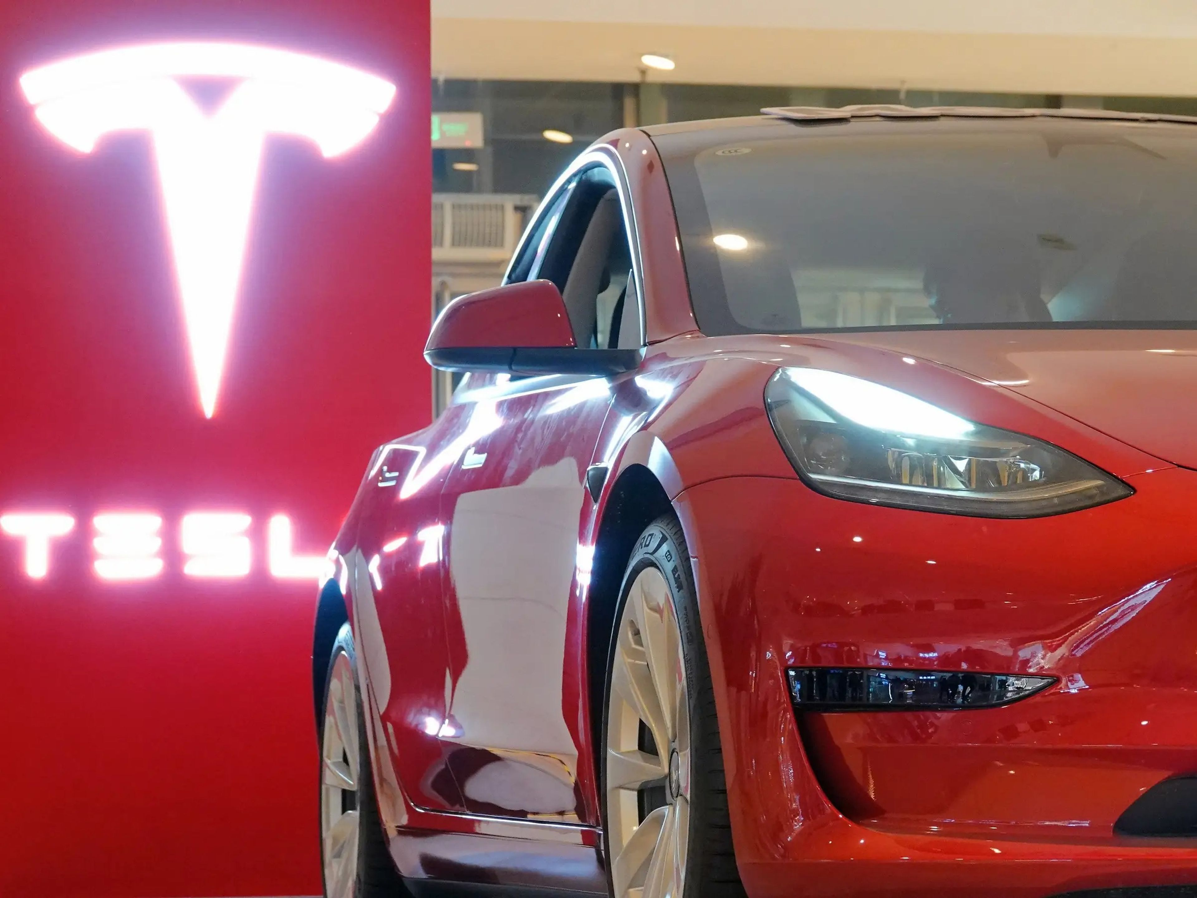 Un Tesla Model 3 en un concesionario.