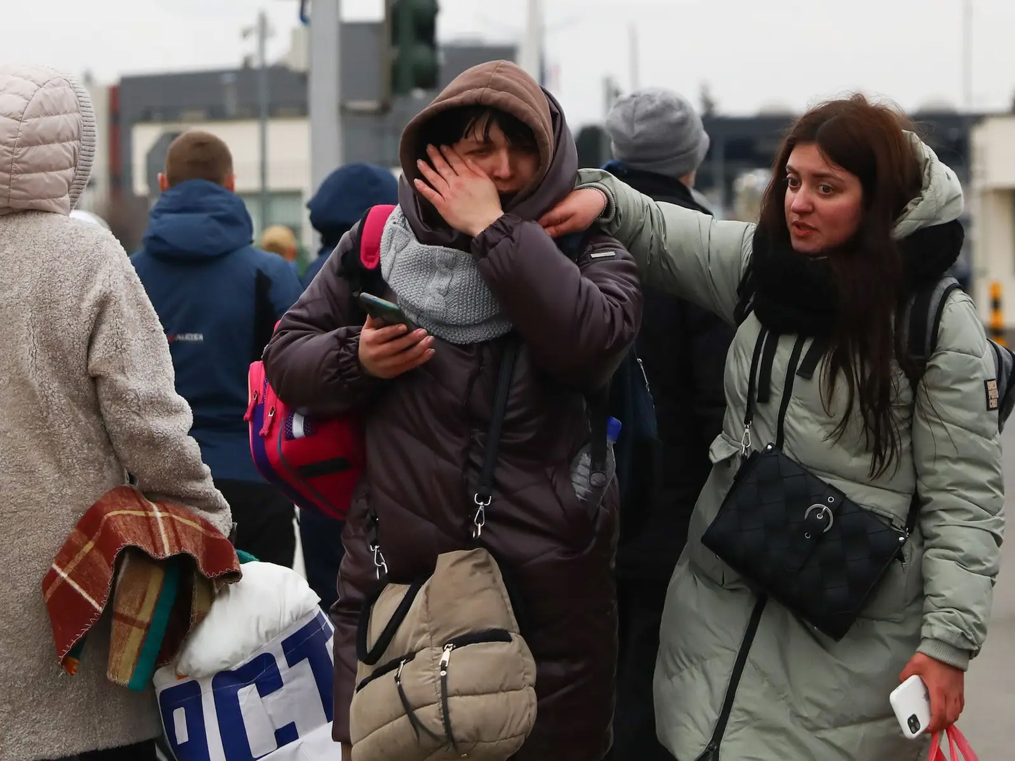 Refugiados huyendo de Ucrania tras cruzar la frontera con Polonia debido a la guerra provocada por Rusia.