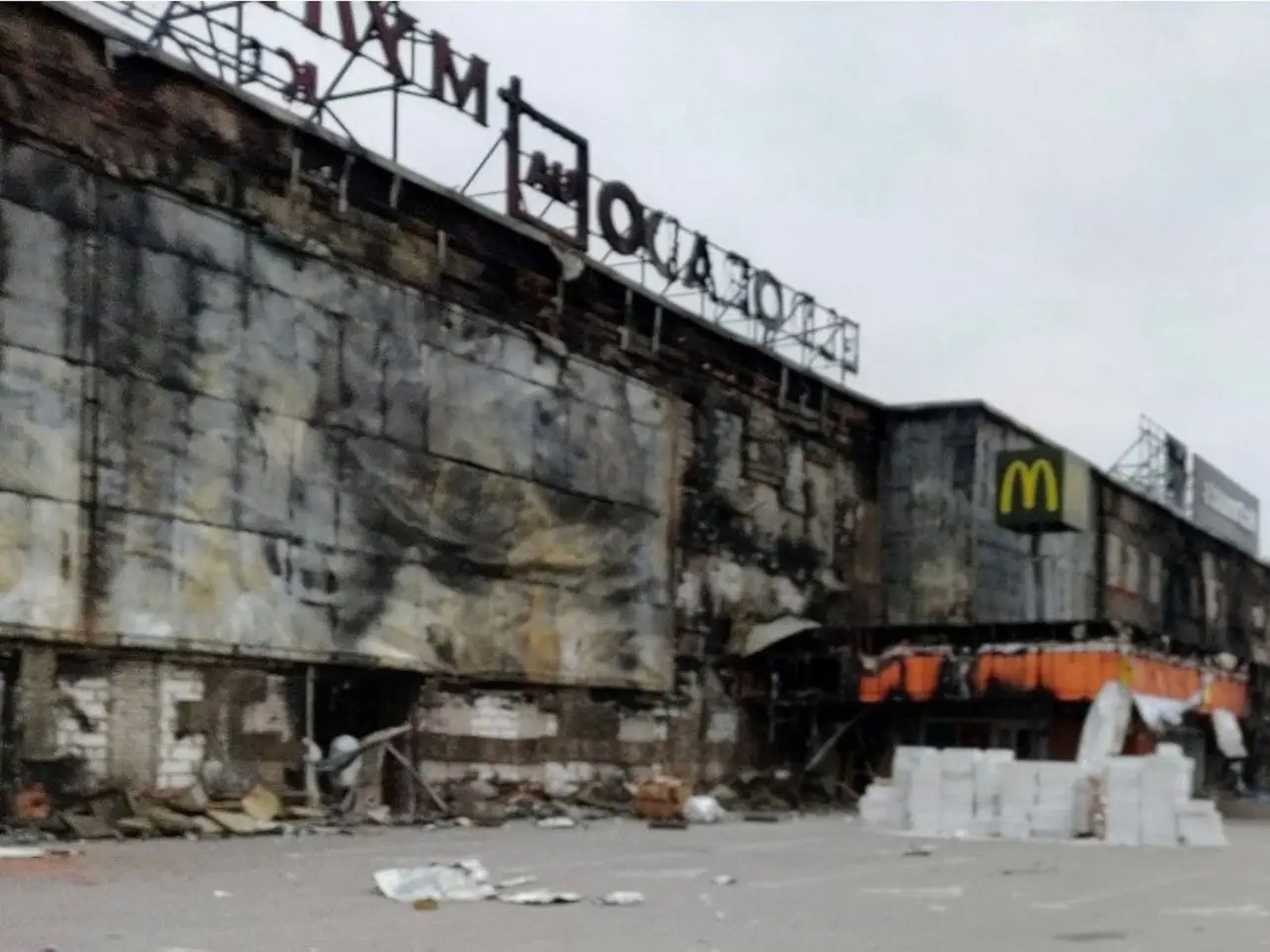 Los restos carbonizados de un centro comercial en Jersón.