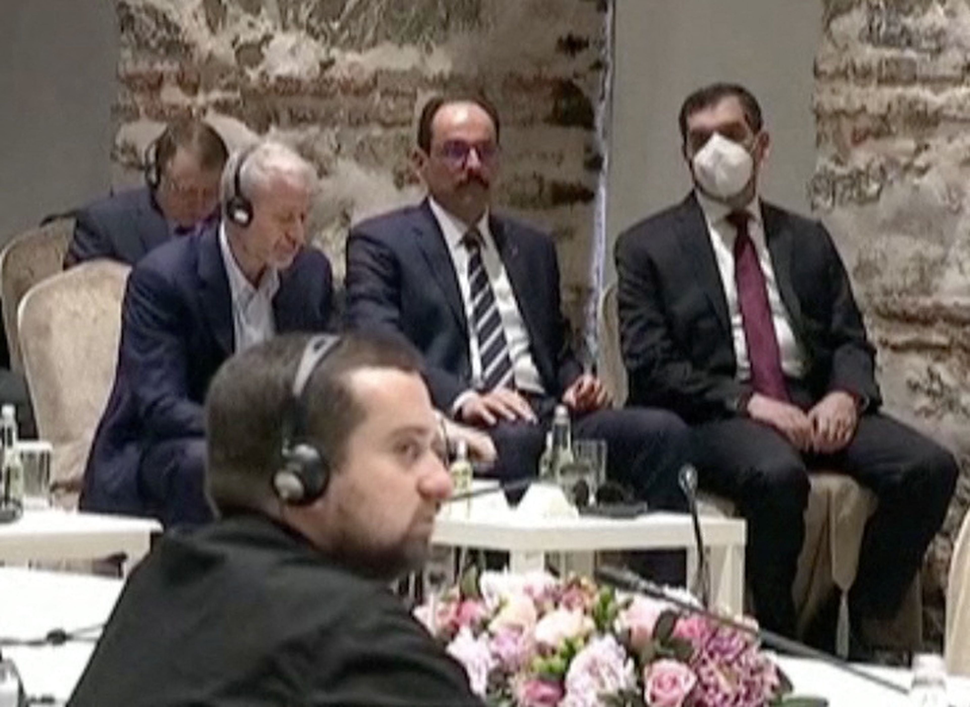 El oligarca ruso Roman Abramovich (2ª línea, a la izquierda), en negociaciones de paz entre Rusia y Ucrania en Turquía.