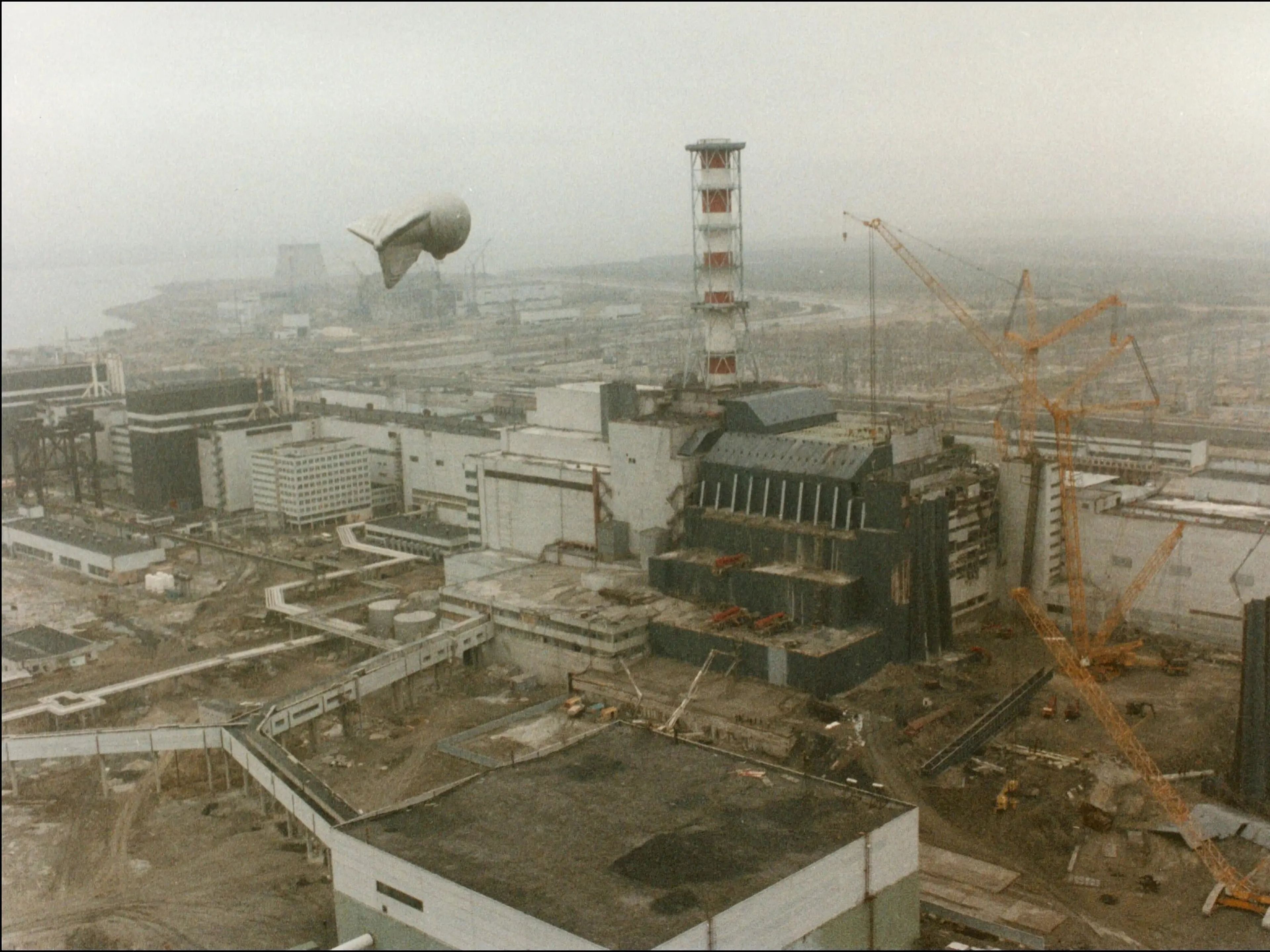 Vista de la central nuclear de Chernóbil tras la explosión del 26 de abril de 1986