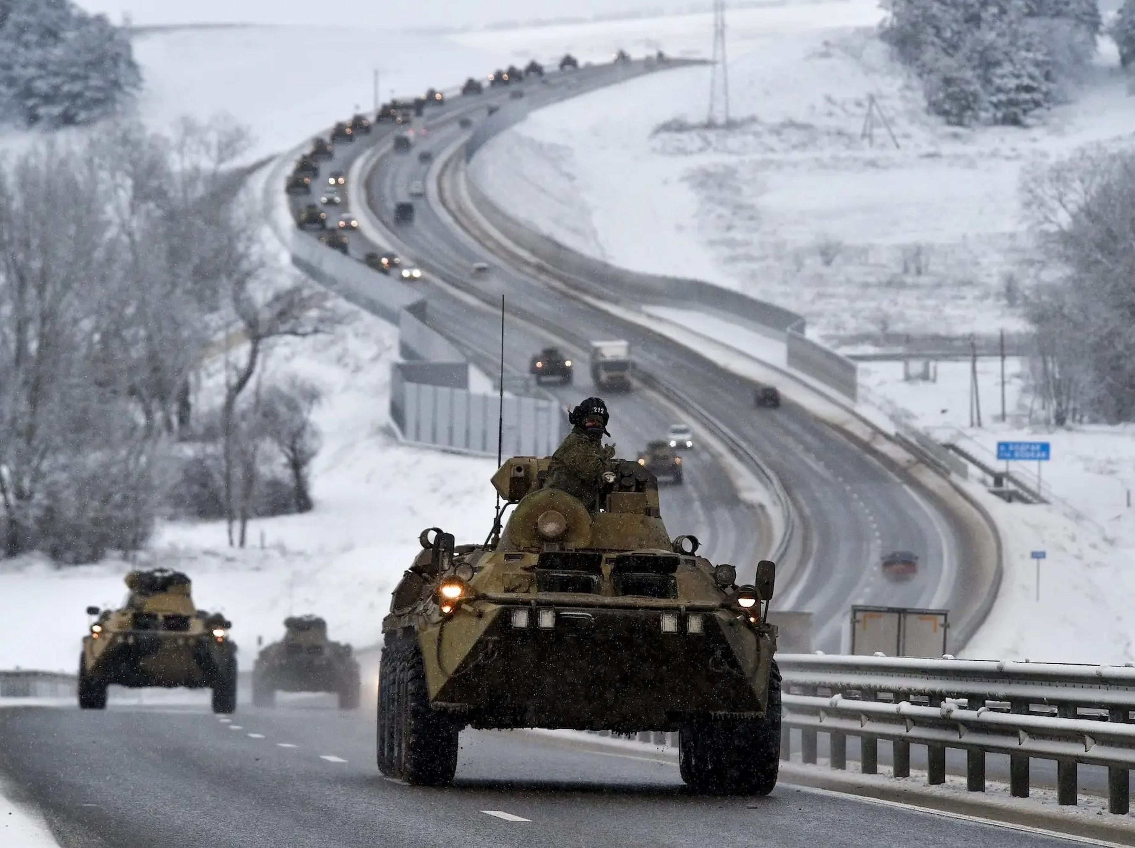 Un convoy de vehículos blindados rusos se mueve a lo largo de una carretera en Crimea, el martes 18 de enero de 2022.