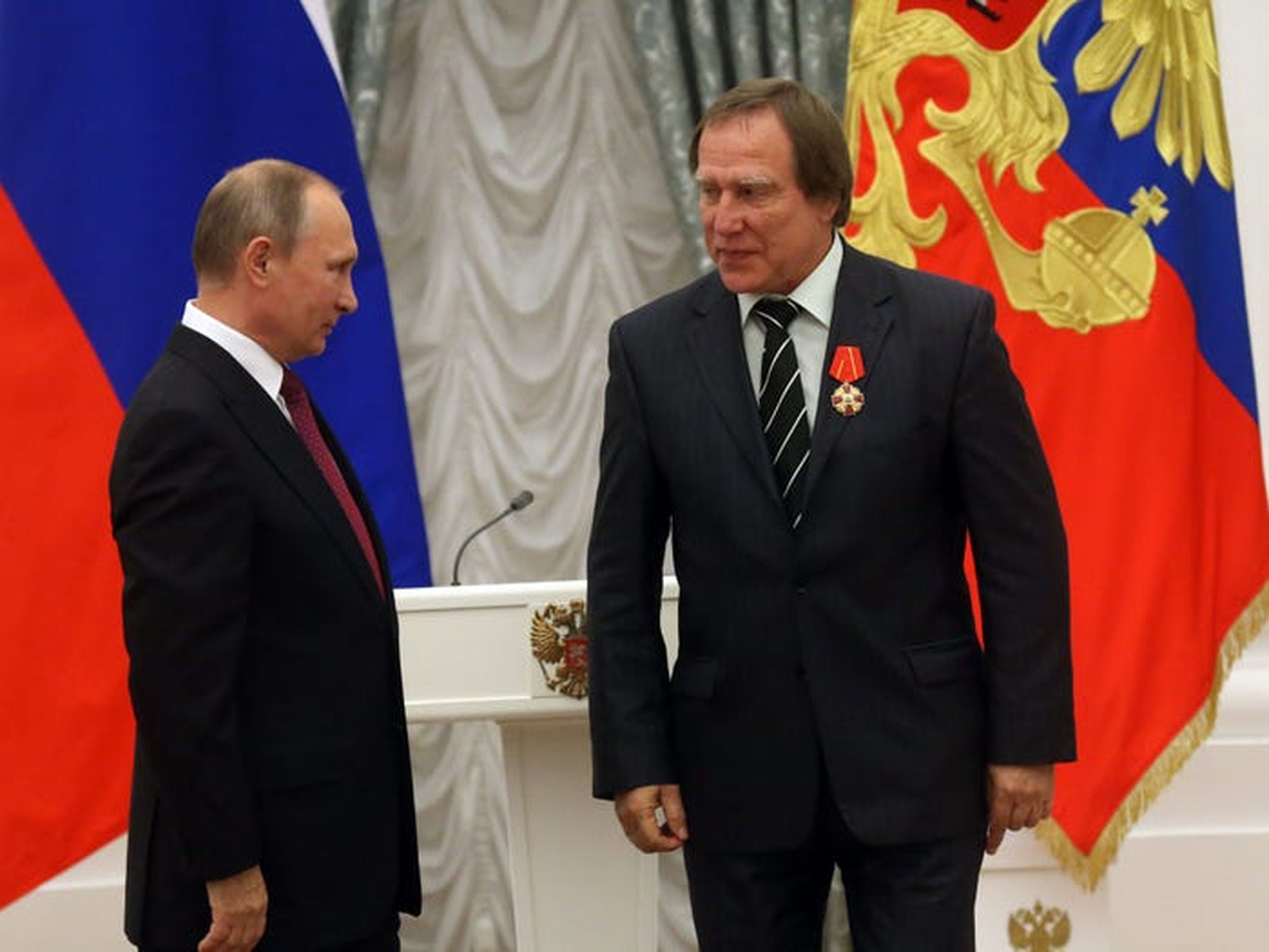 El presidente ruso, Vladímir Putin, premia al empresario Sergei Roldugin en el Kremlin en 2016.
