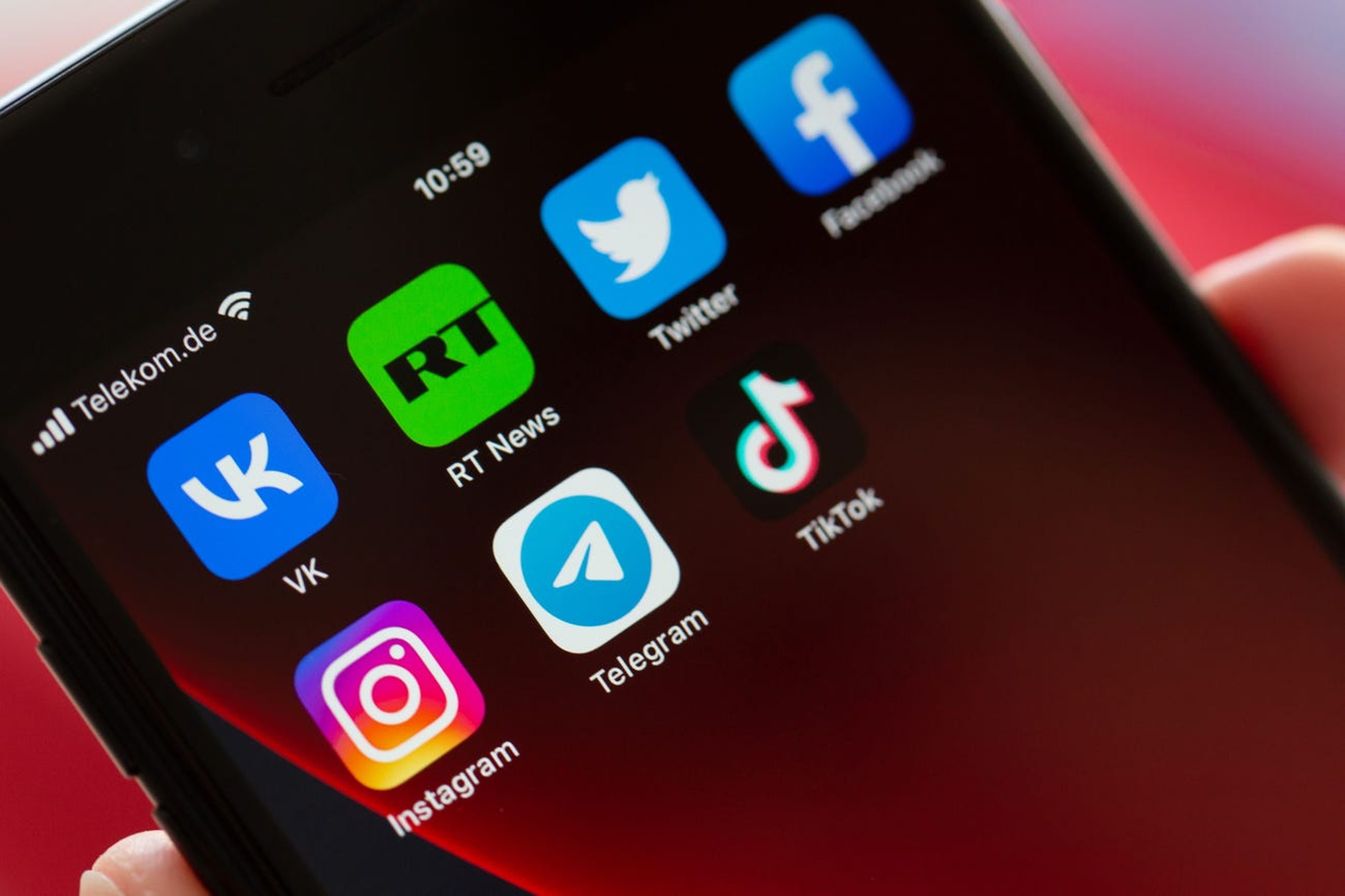 Un smartphone donde se ven 2 apps de medios rusos