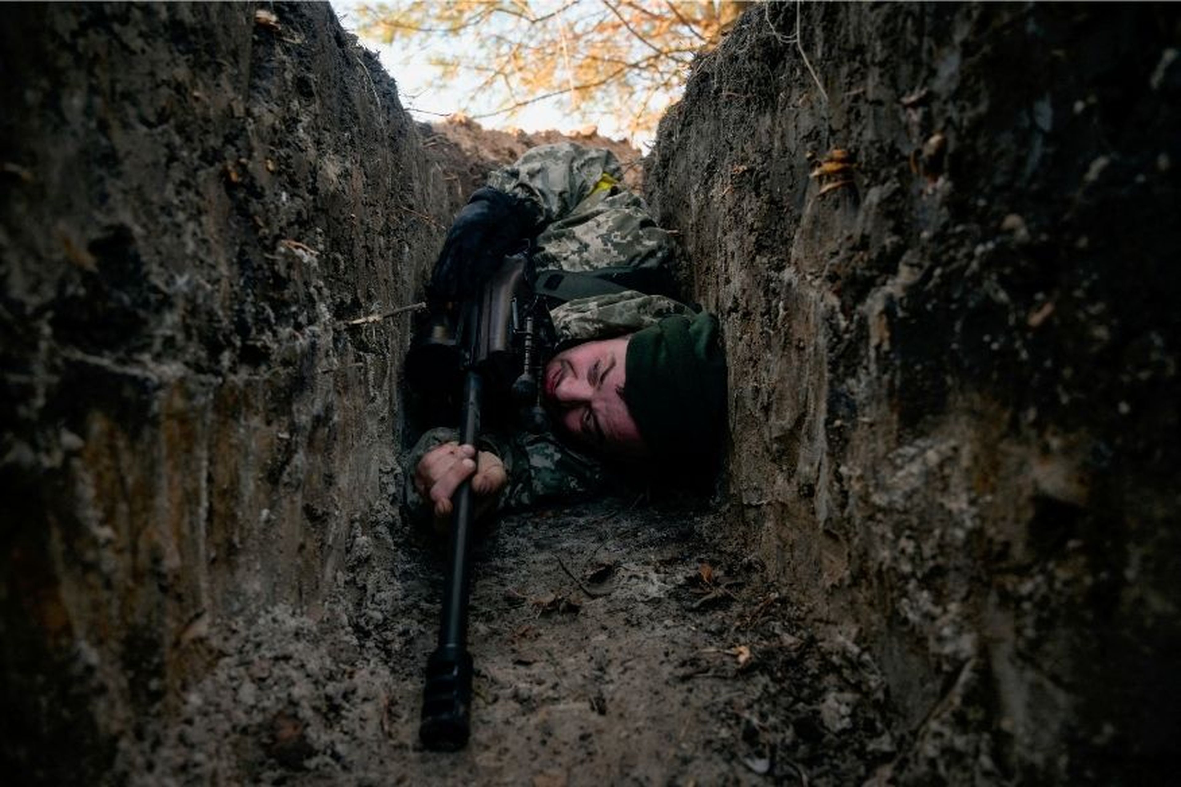 Un soldado ucraniano se protege de un ataque ruso.