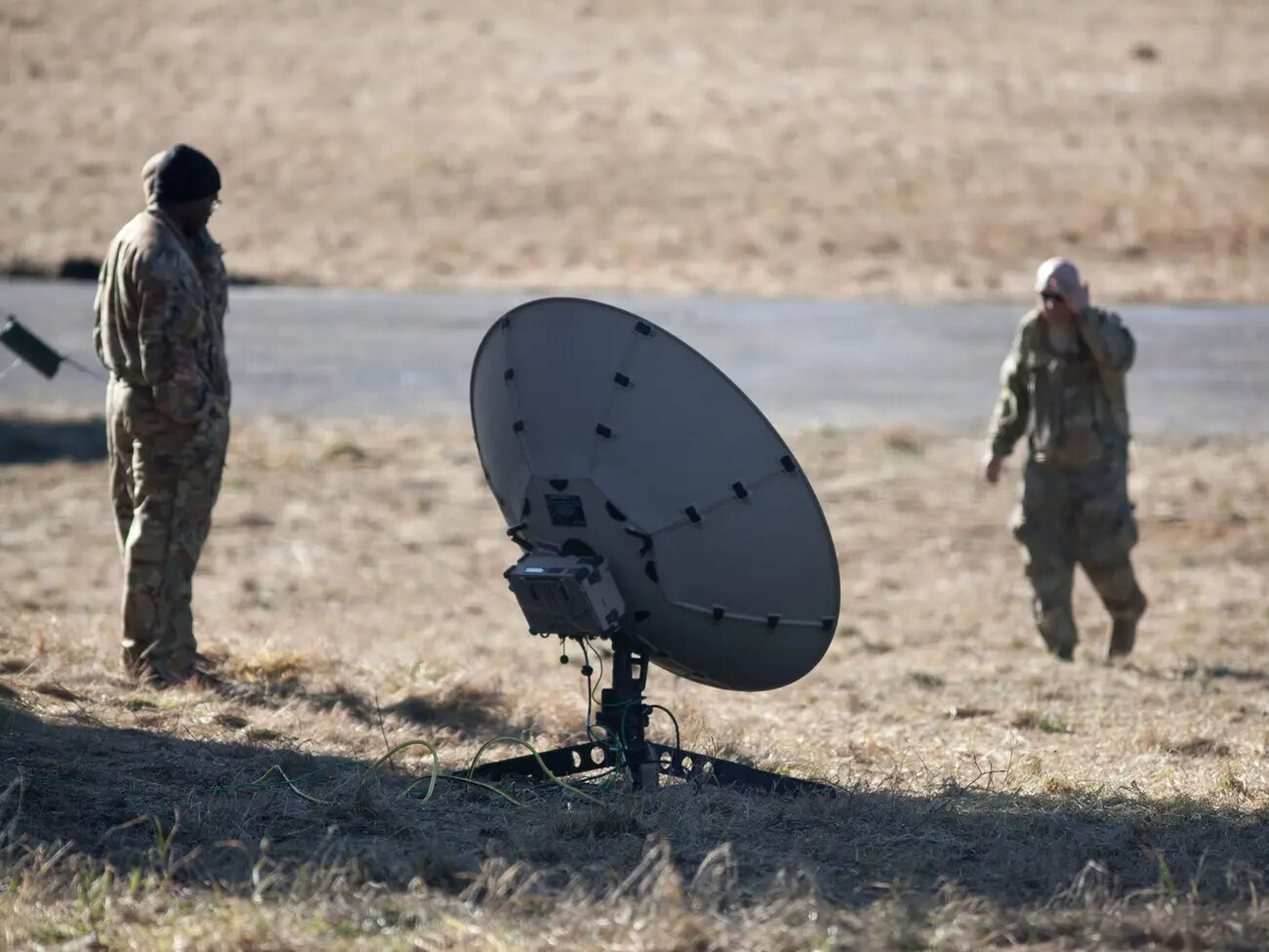 Soldados estadounidenses enviados a la frontera polaco-ucraniana en relación con la crisis en Ucrania se sitúan cerca de un radar cerca de Arlamow el 24 de febrero de 2022.