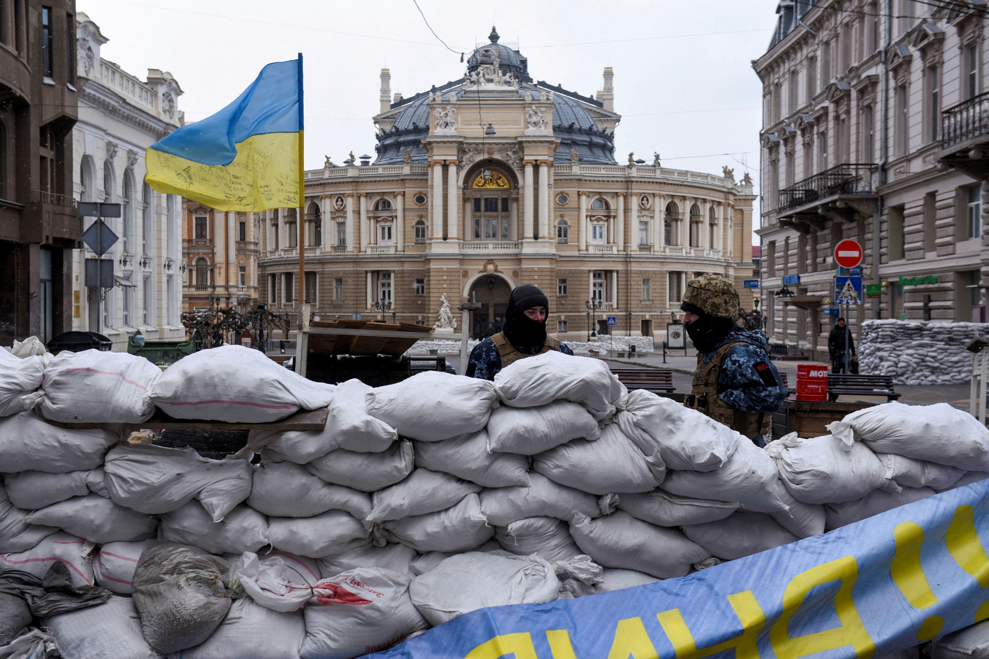 Los soldados ucranianos montan guardia detrás de una barricada