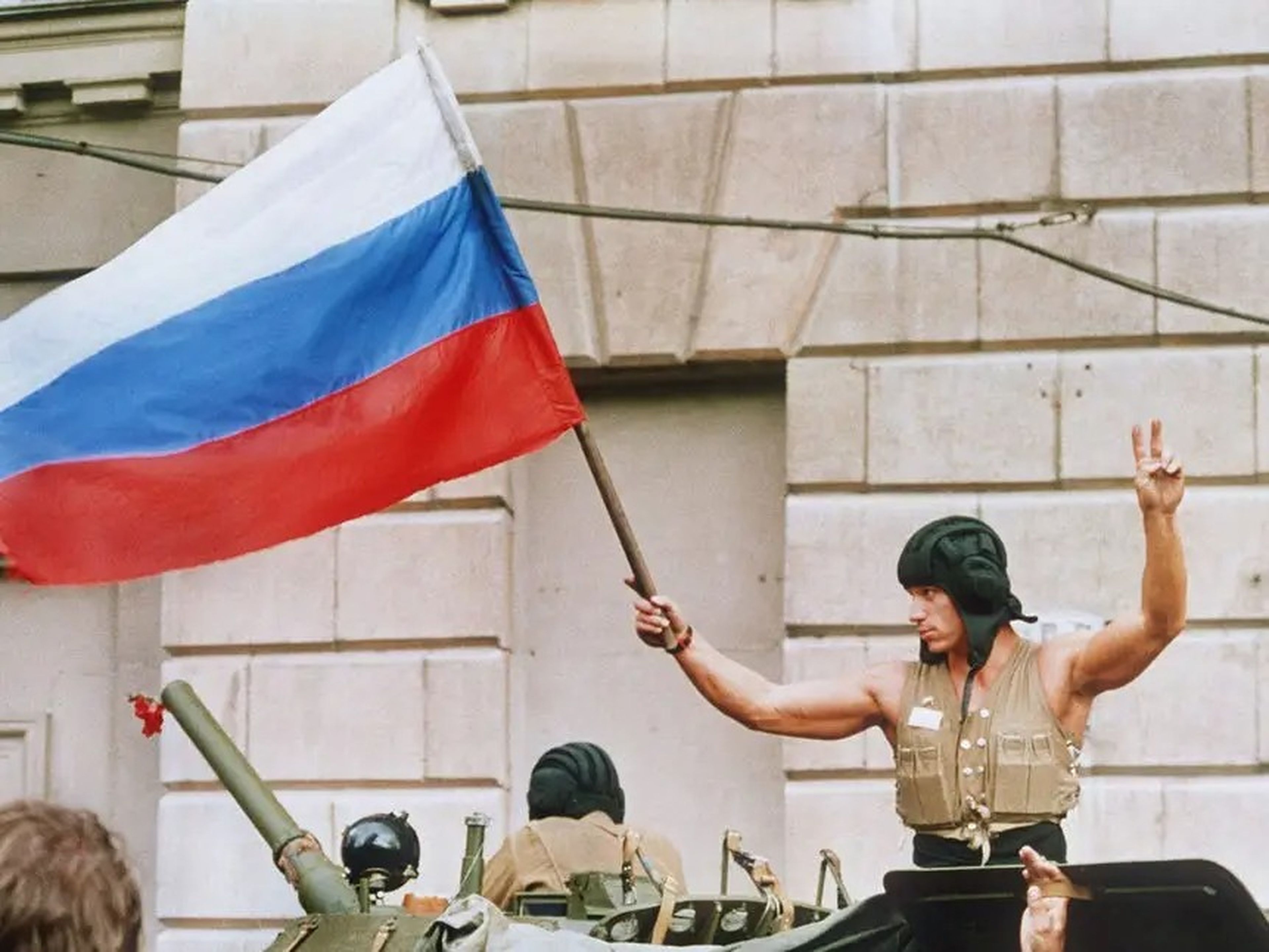 Un soldado ondea una bandera rusa desde la parte superior de su tanque mientras las unidades blindadas abandonan sus posiciones en Moscú tras el fracaso del golpe militar contra el presidente Gorbachov en 1991.