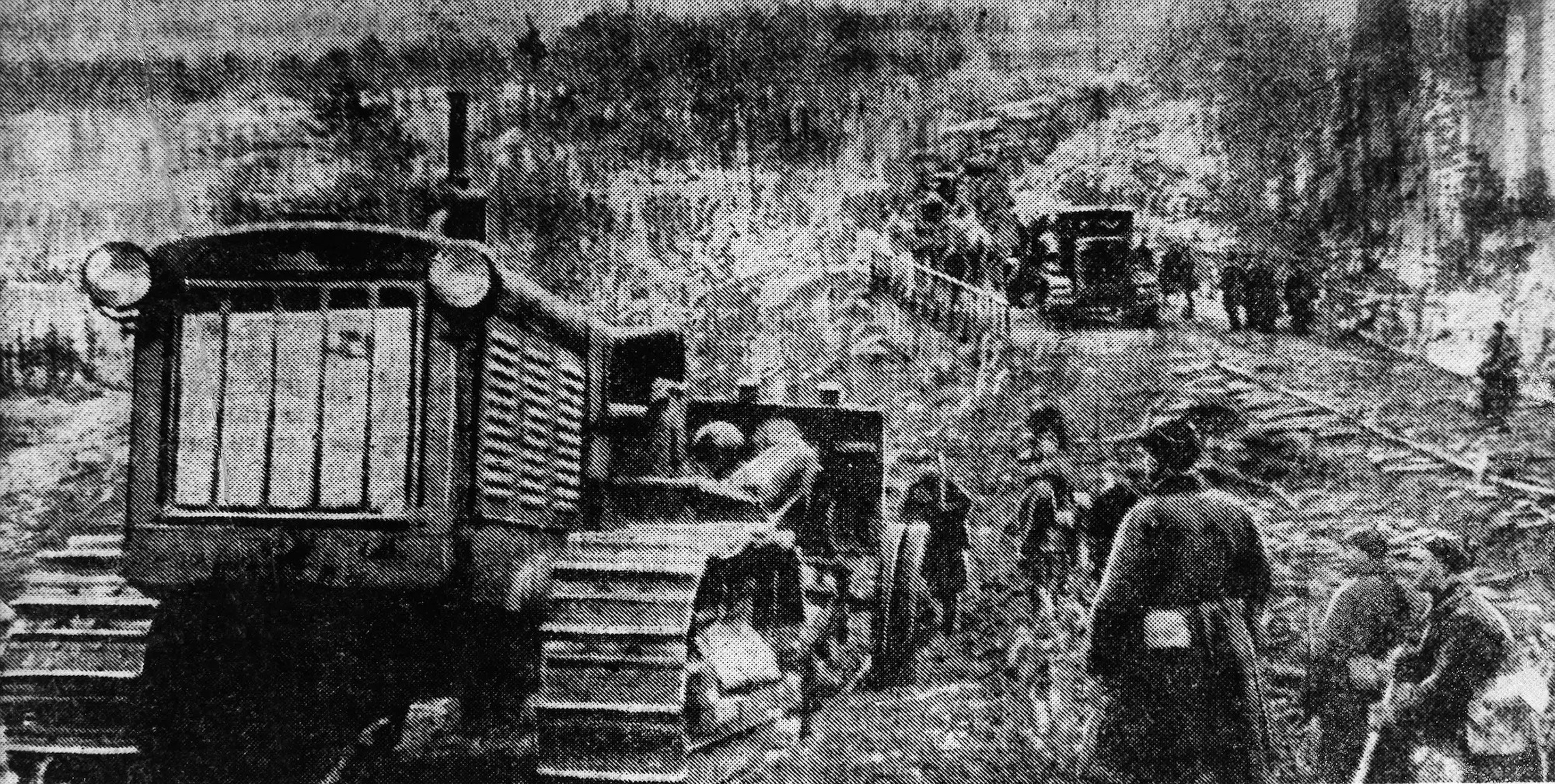 Un destacamento motorizado de artillería pesada soviética avanzando en territorio finlandés a finales de diciembre de 1939.