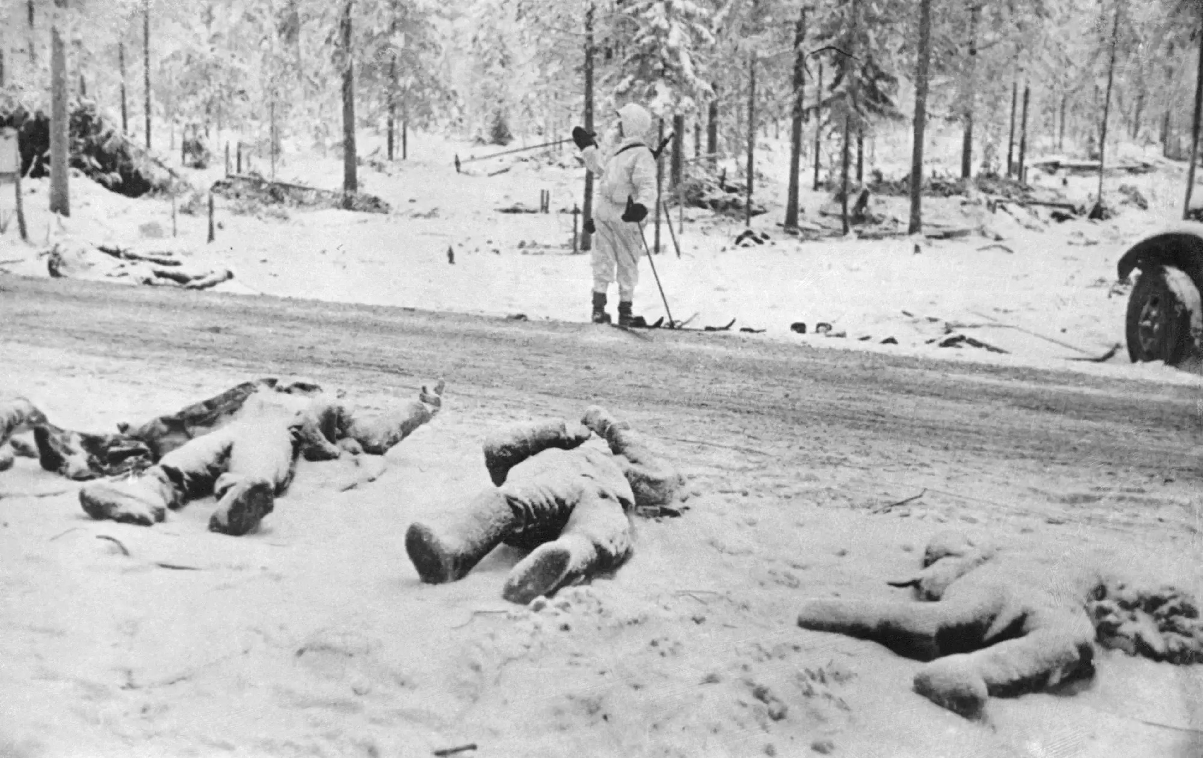 Soldados rusos muertos en la carretera tras la batalla de Suomussalmi el 31 de diciembre de 1939.