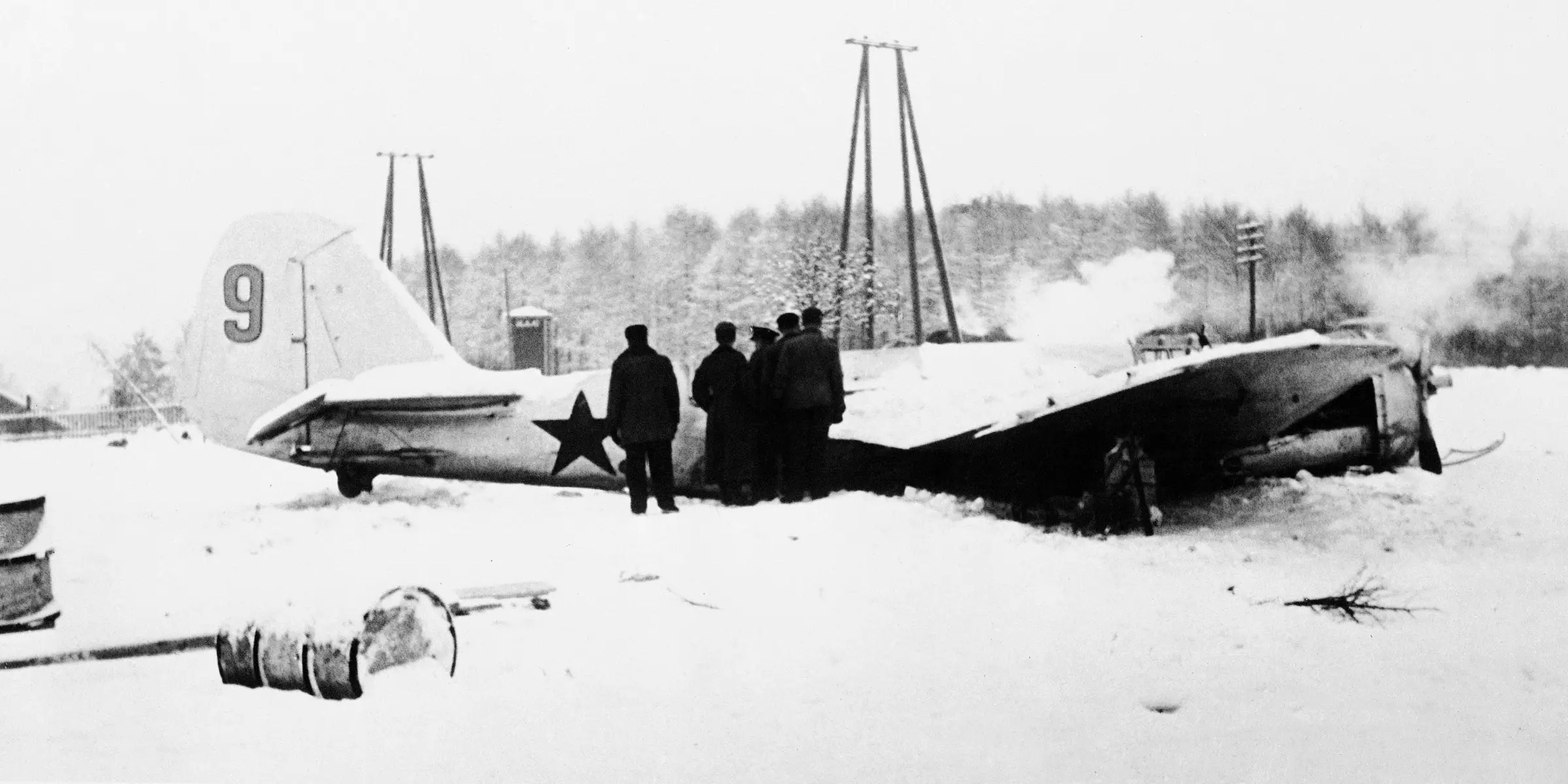 Un bombardero soviético derribado por fuego de artillería antiaérea finlandesa en el frente de Carelia el 3 de enero de 1940.