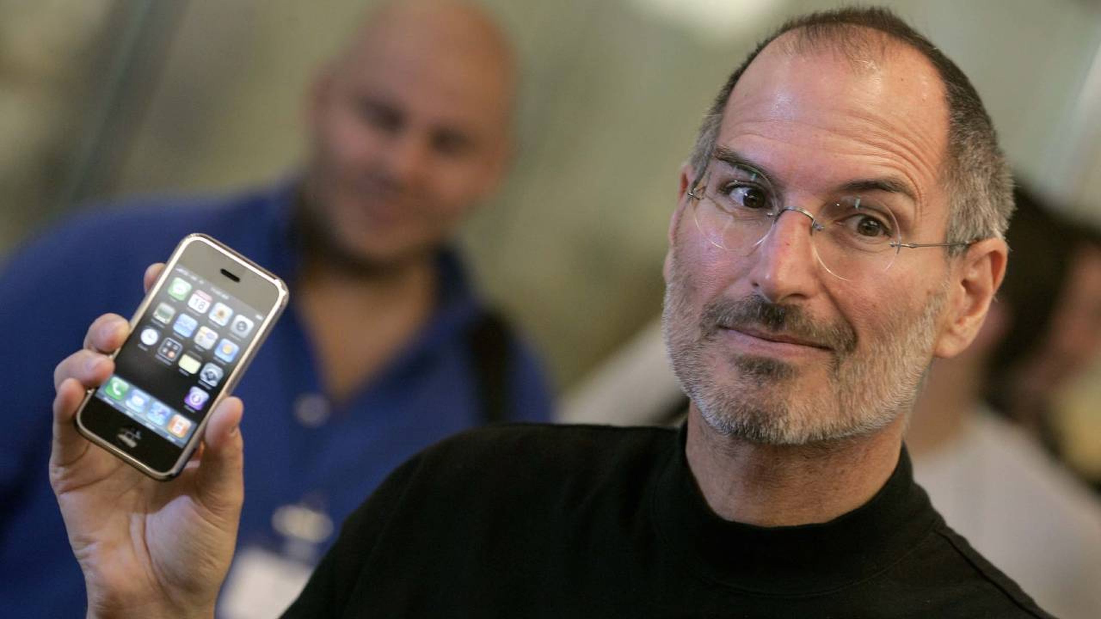 Steve Jobs, cofundador de Apple, con el primer modelo de iPhone, que se lanzó en 2007.