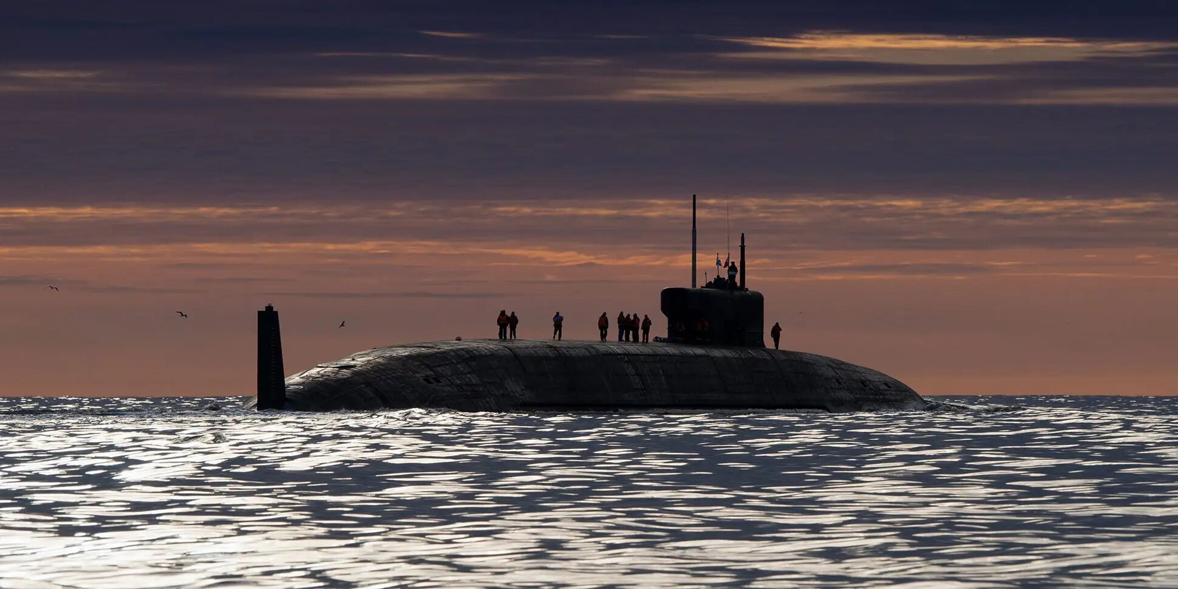 El submarino nuclear de misiles balísticos Knyaz Oleg, del proyecto 955A (Borei A), realiza su primera prueba de mar en el Mar Blanco.