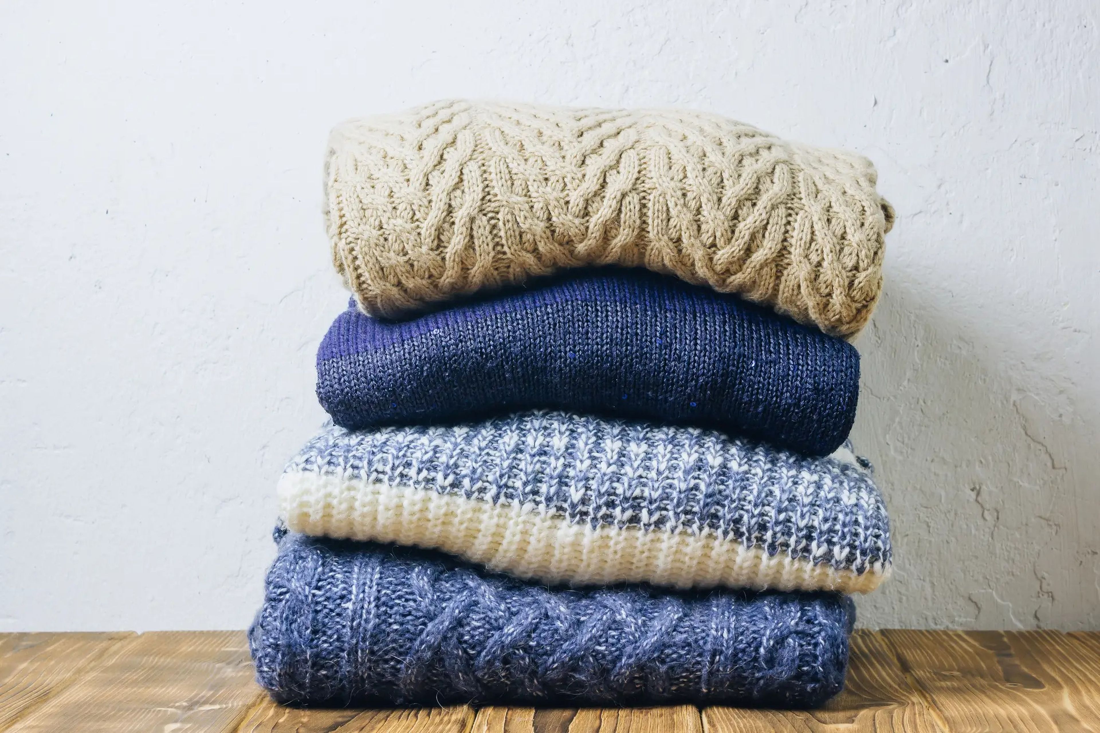 Dobla los jerséis y apílalos antes de guardarlos, y usa perchas resistentes para guardar abrigos de invierno.