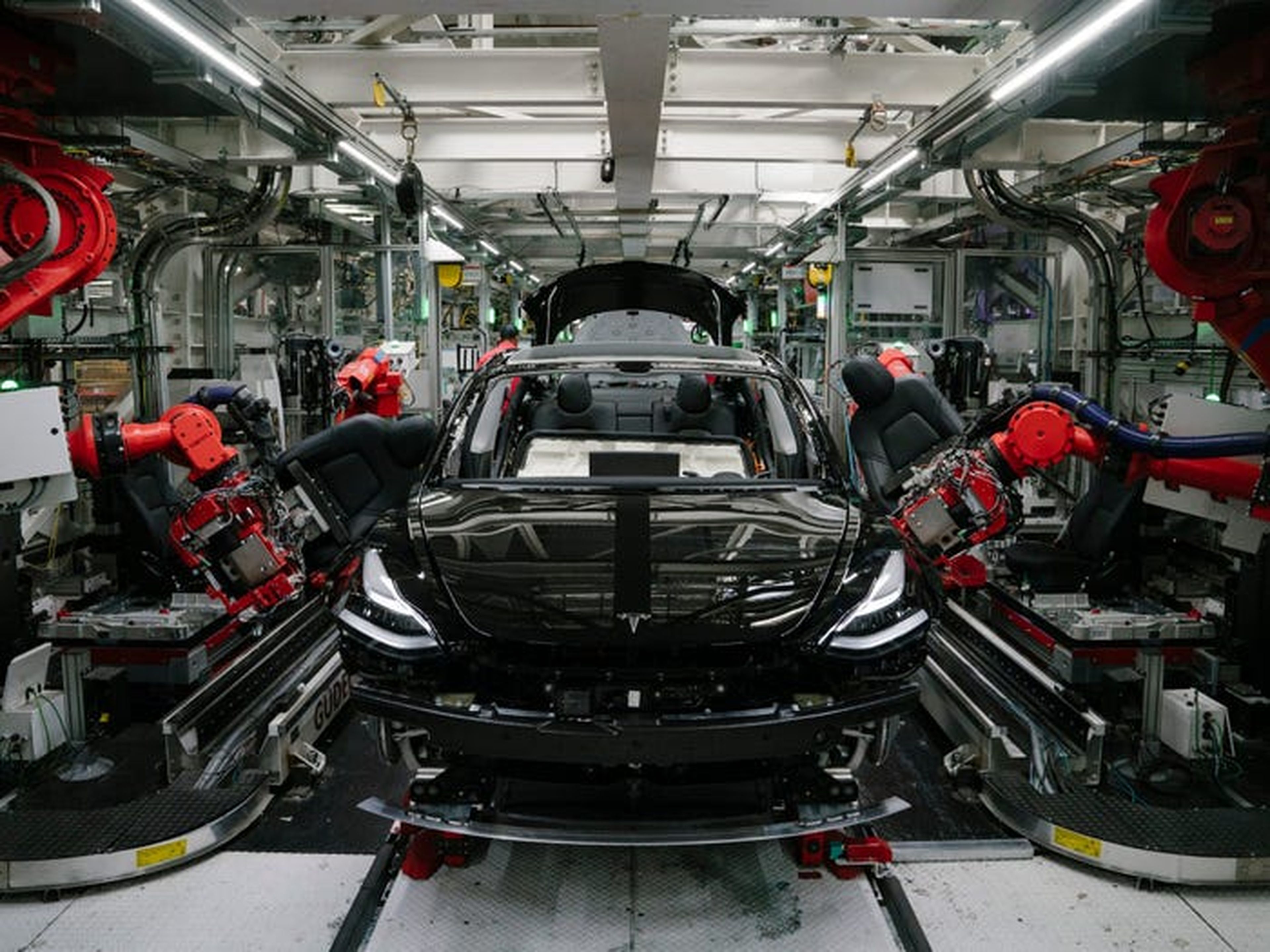Un Tesla Model 3 en la fábrica de la compañía en Fremont (California)