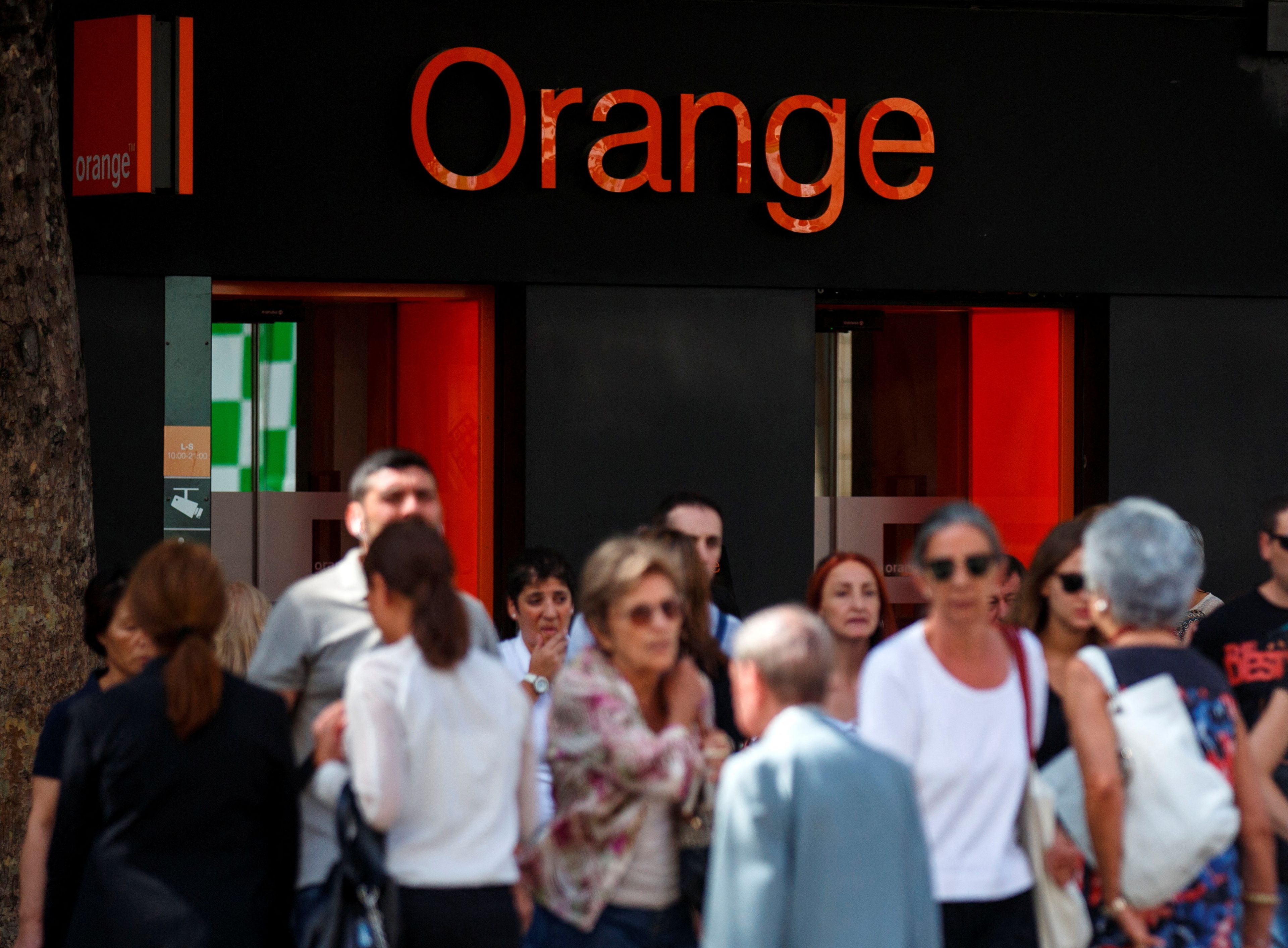 Una tienda de Orange con gente alrededor.